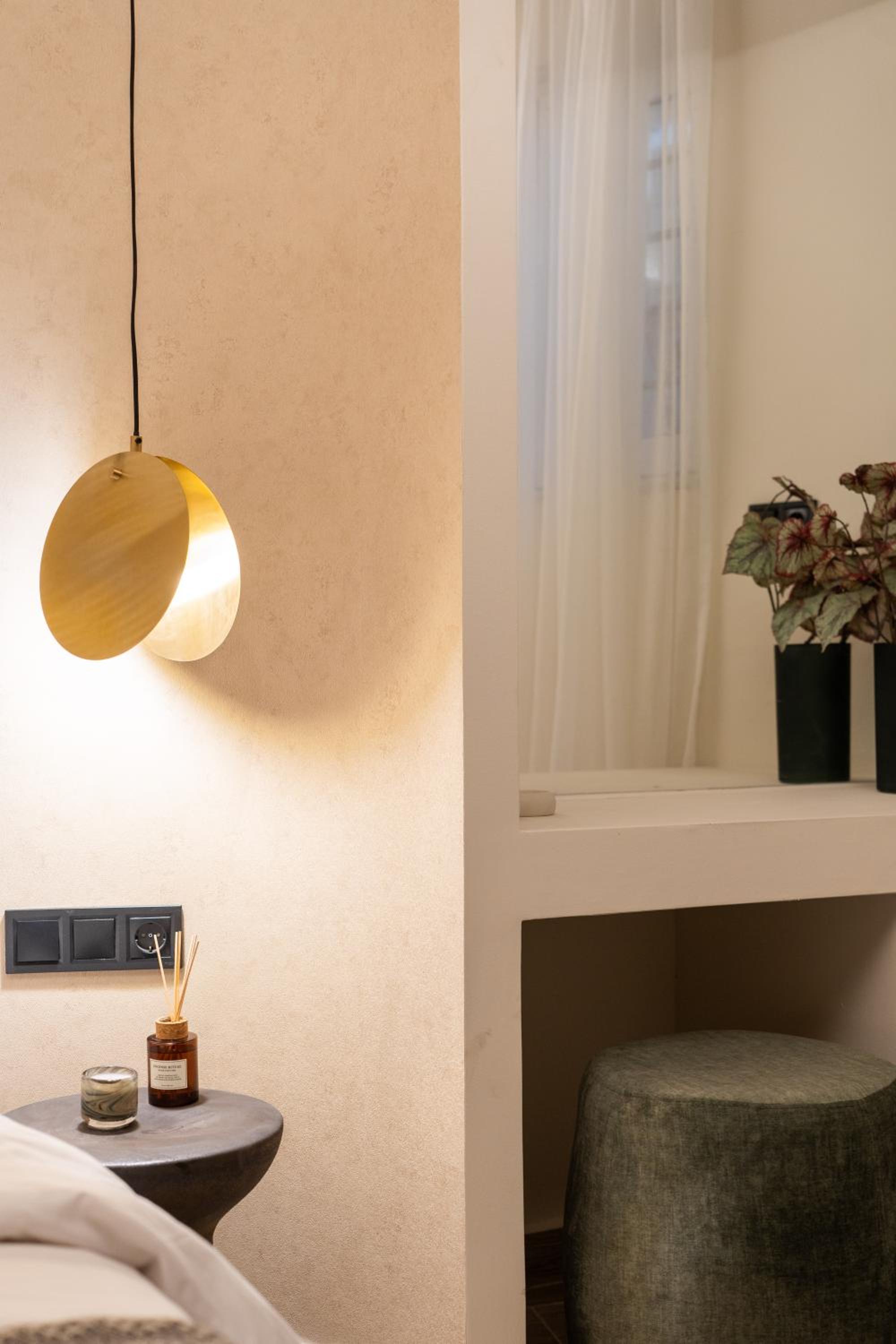 Cozy & Chic Stay with Patio Near Metro Station