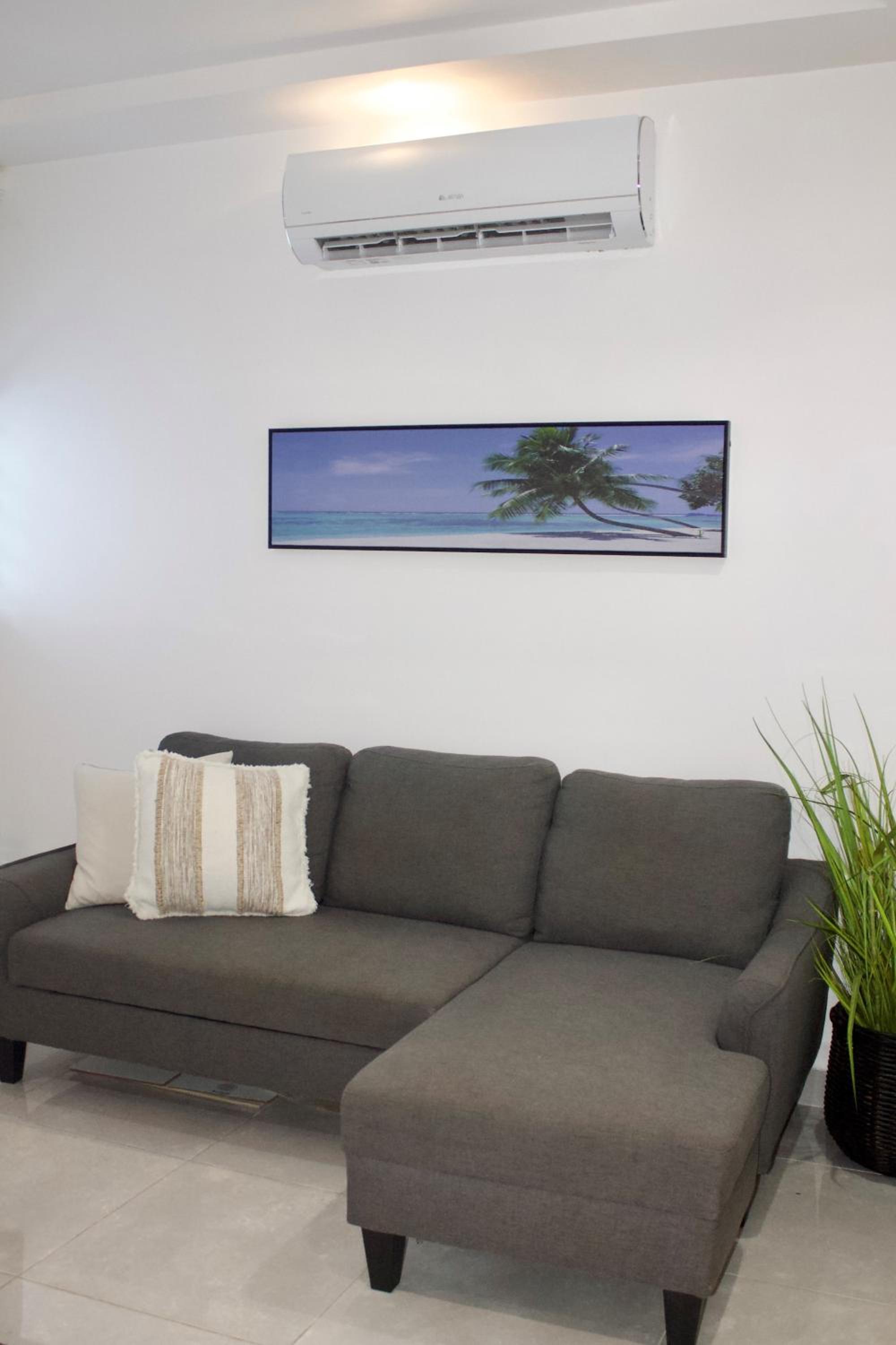 Elegant and central studio with desk view 4