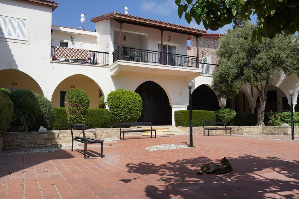 Casa Luna beach side Luxurious comfy apt in center Paphos