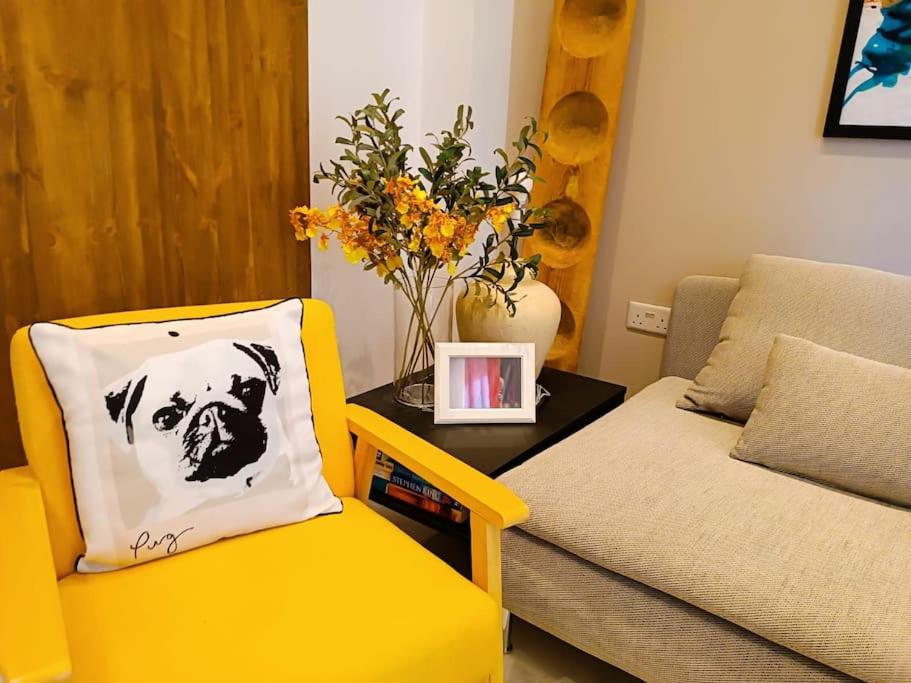Casa Luna beach side Luxurious comfy apt in center Paphos