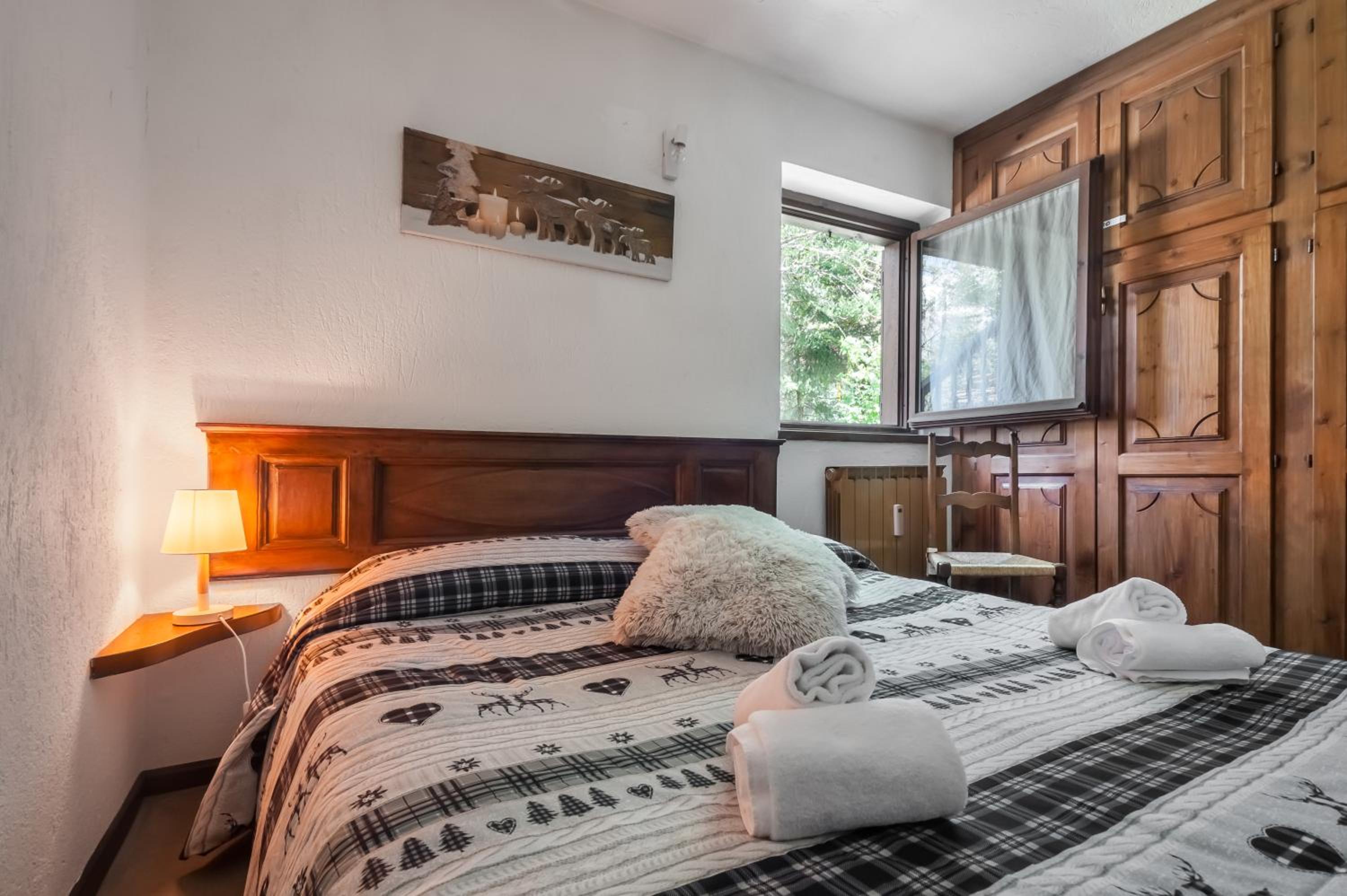 Parcheggio-Camino-8pax - Chalet immerso nella Natura