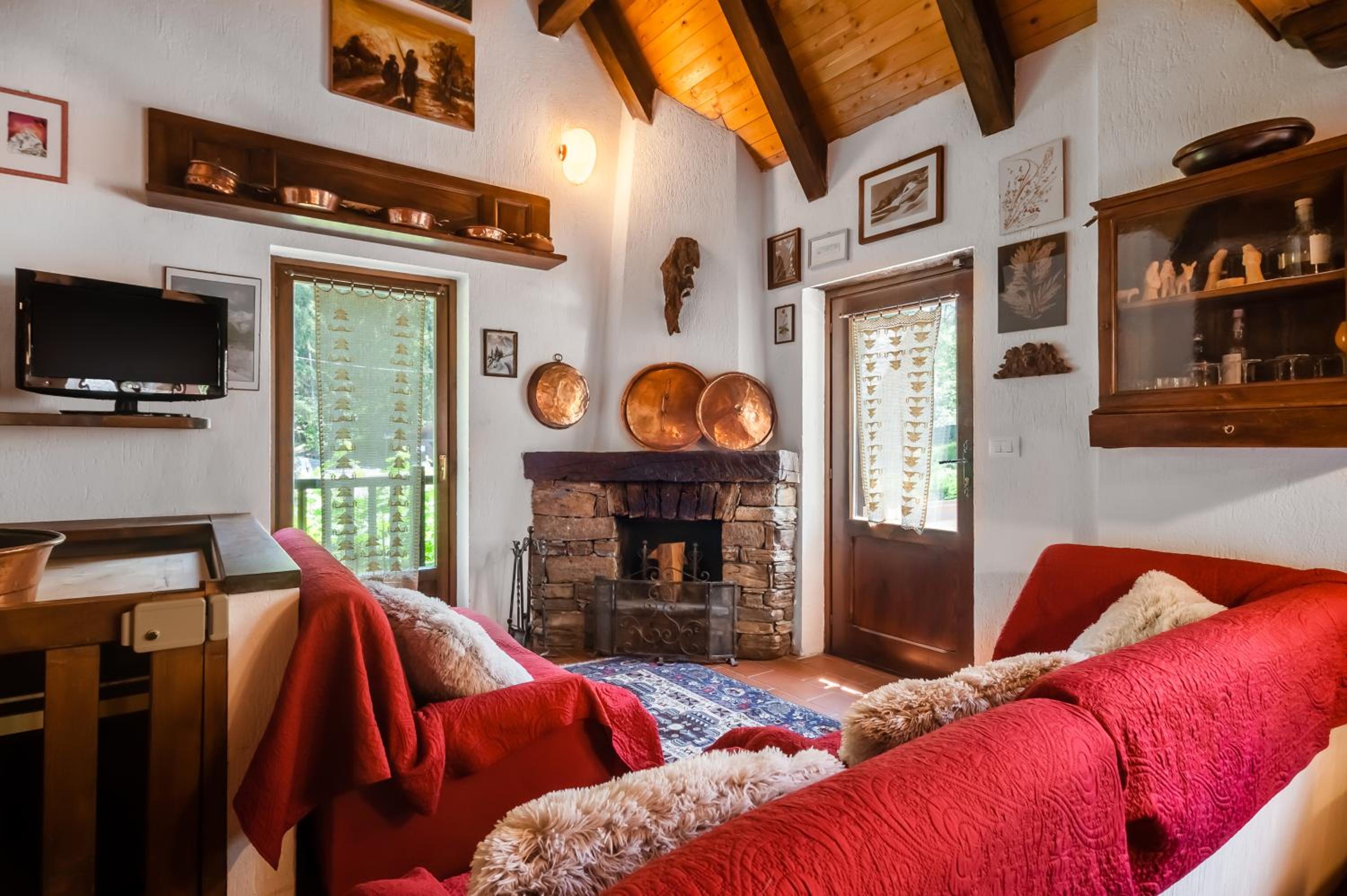 Parcheggio-Camino-8pax - Chalet immerso nella Natura