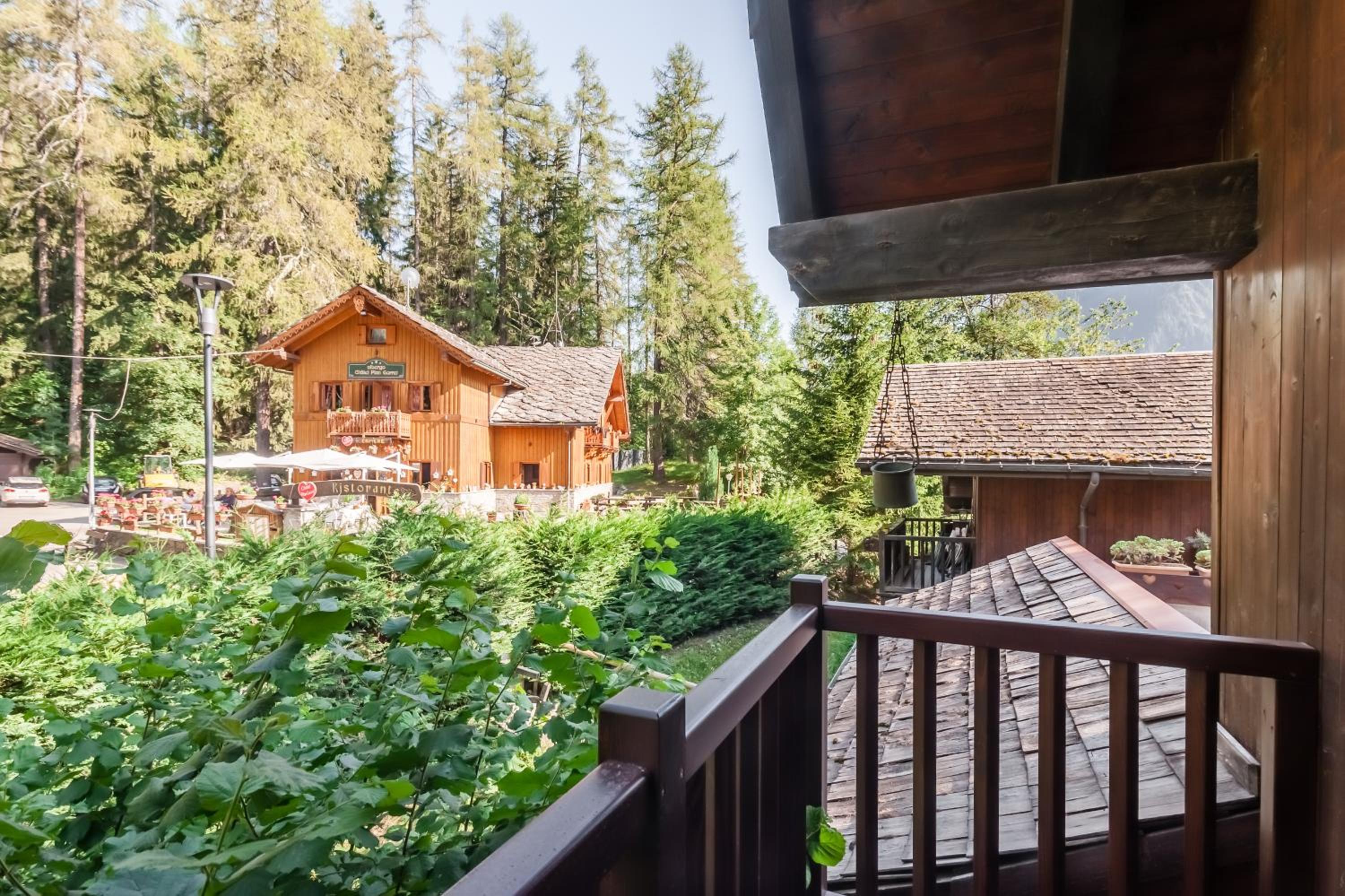 Parcheggio-Camino-8pax - Chalet immerso nella Natura