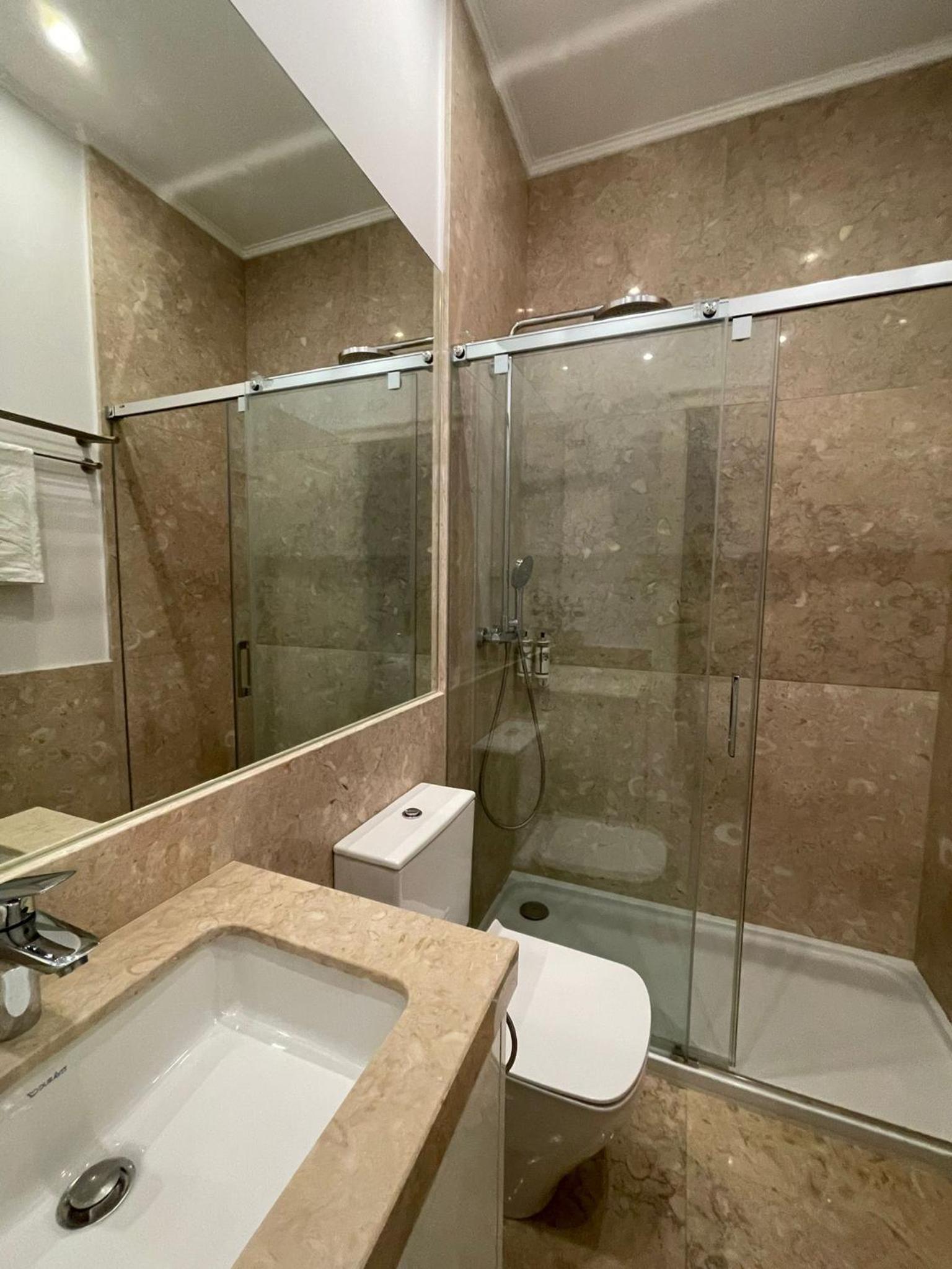 Suite in Luxurious Shared Apartment in the Historic Center of Lisbon view 3
