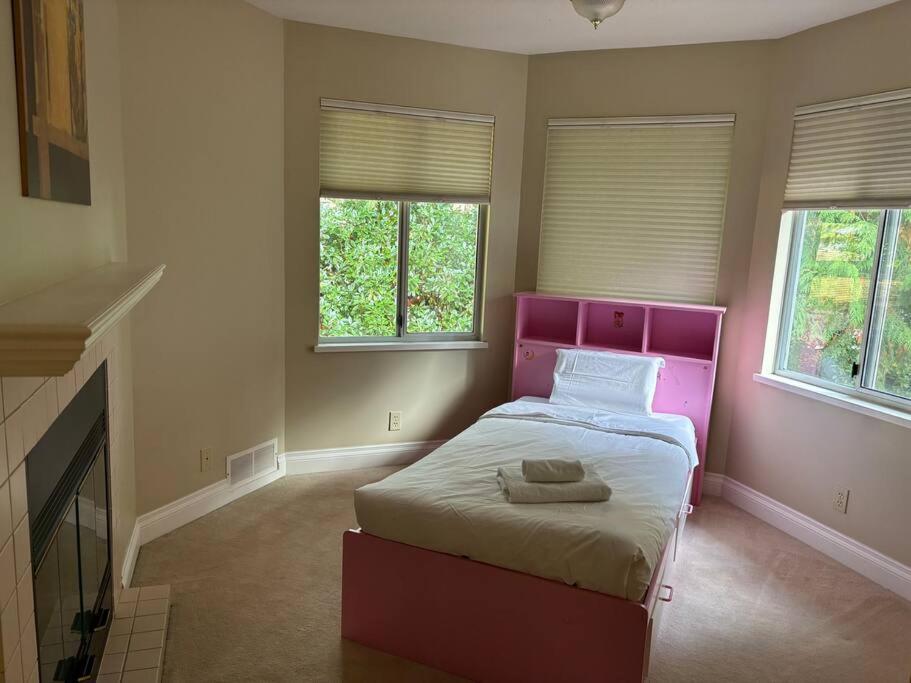 Spacious Coastal Retreat Near White Rock, 5 Bedroom Haven
