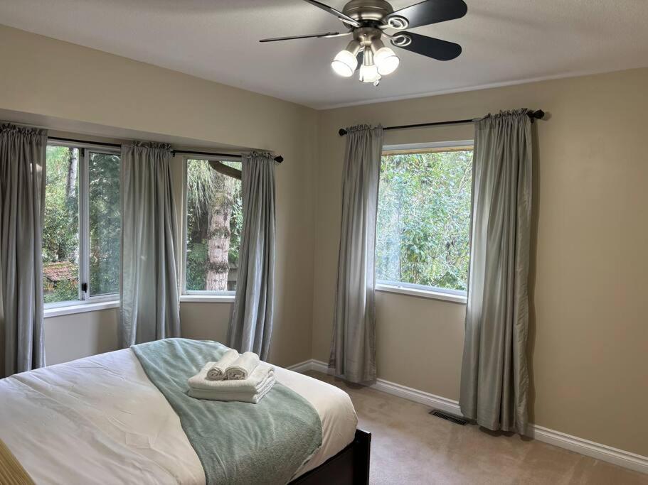 Spacious Coastal Retreat Near White Rock, 5 Bedroom Haven
