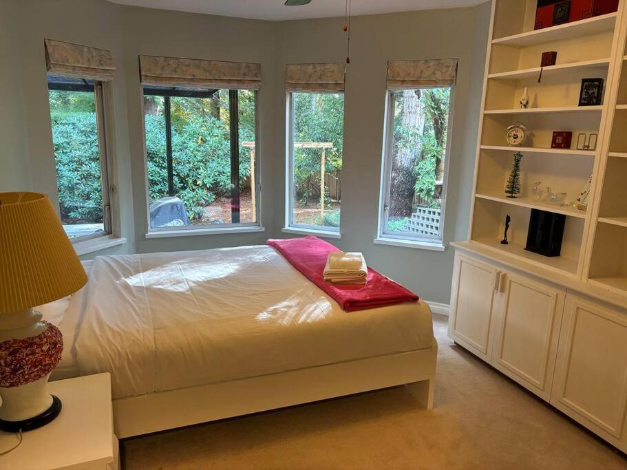 Spacious Coastal Retreat Near White Rock, 5 Bedroom Haven