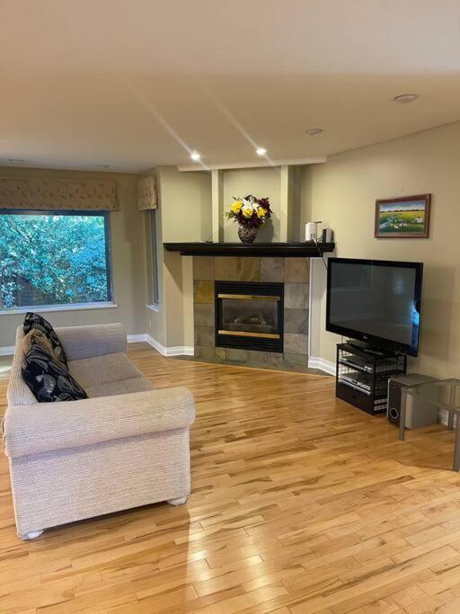Spacious Coastal Retreat Near White Rock, 5 Bedroom Haven