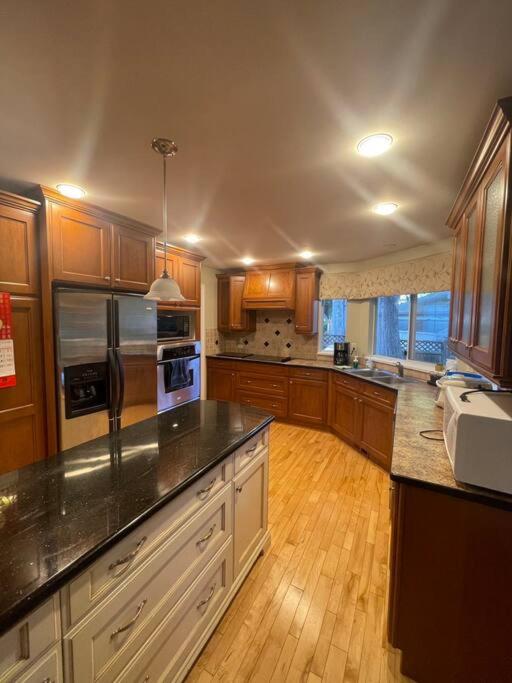 Spacious Coastal Retreat Near White Rock, 5 Bedroom Haven