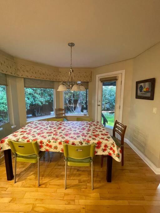 Spacious Coastal Retreat Near White Rock, 5 Bedroom Haven