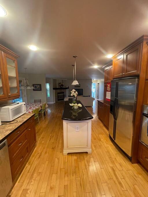 Spacious Coastal Retreat Near White Rock, 5 Bedroom Haven
