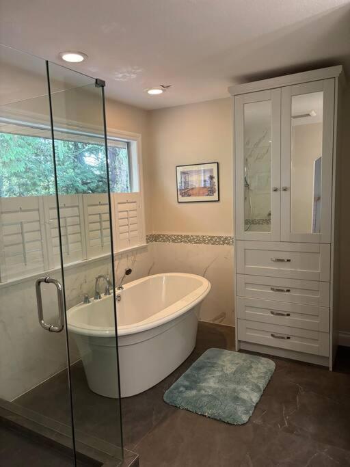 Spacious Coastal Retreat Near White Rock, 5 Bedroom Haven