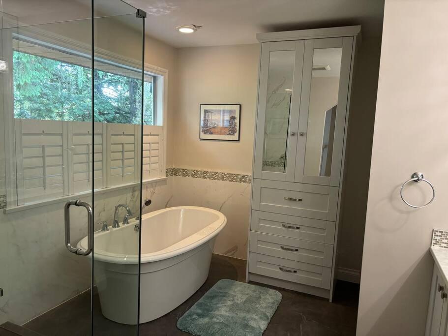 Spacious Coastal Retreat Near White Rock, 5 Bedroom Haven