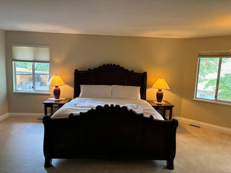 Spacious Coastal Retreat Near White Rock, 5 Bedroom Haven
