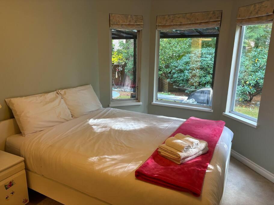 Spacious Coastal Retreat Near White Rock, 5 Bedroom Haven