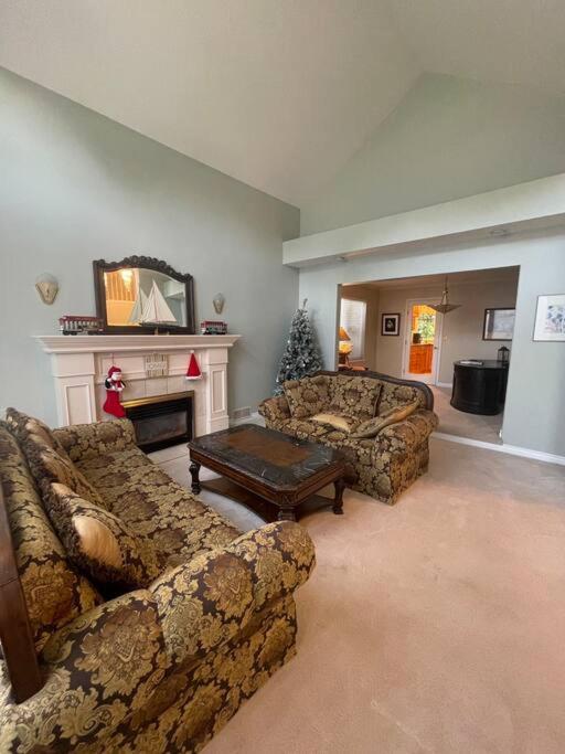 Spacious Coastal Retreat Near White Rock, 5 Bedroom Haven