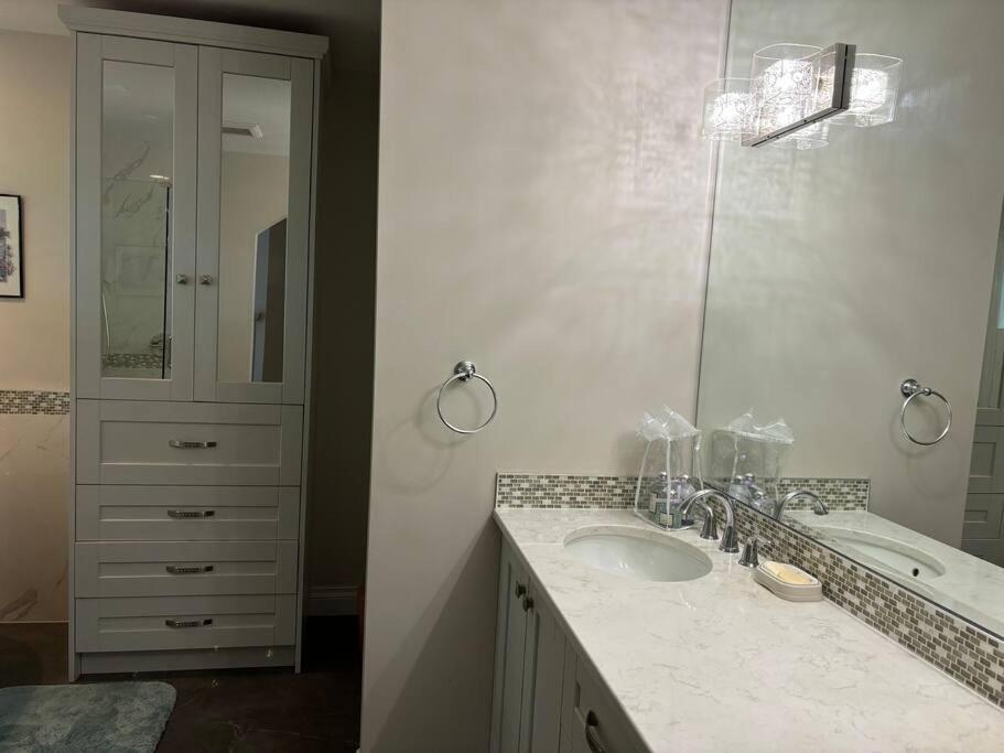 Spacious Coastal Retreat Near White Rock, 5 Bedroom Haven