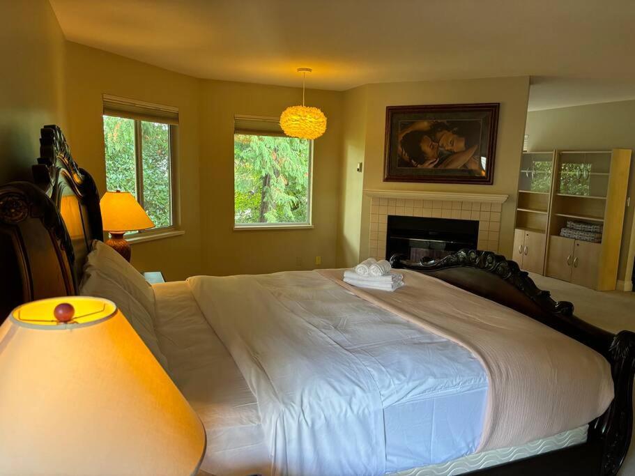 Spacious Coastal Retreat Near White Rock, 5 Bedroom Haven