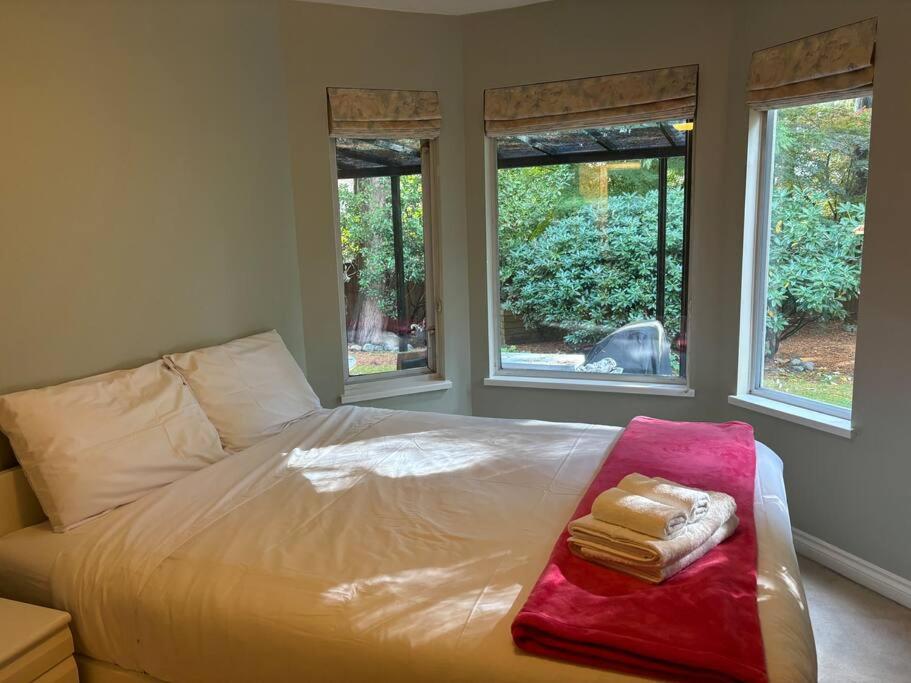 Spacious Coastal Retreat Near White Rock, 5 Bedroom Haven