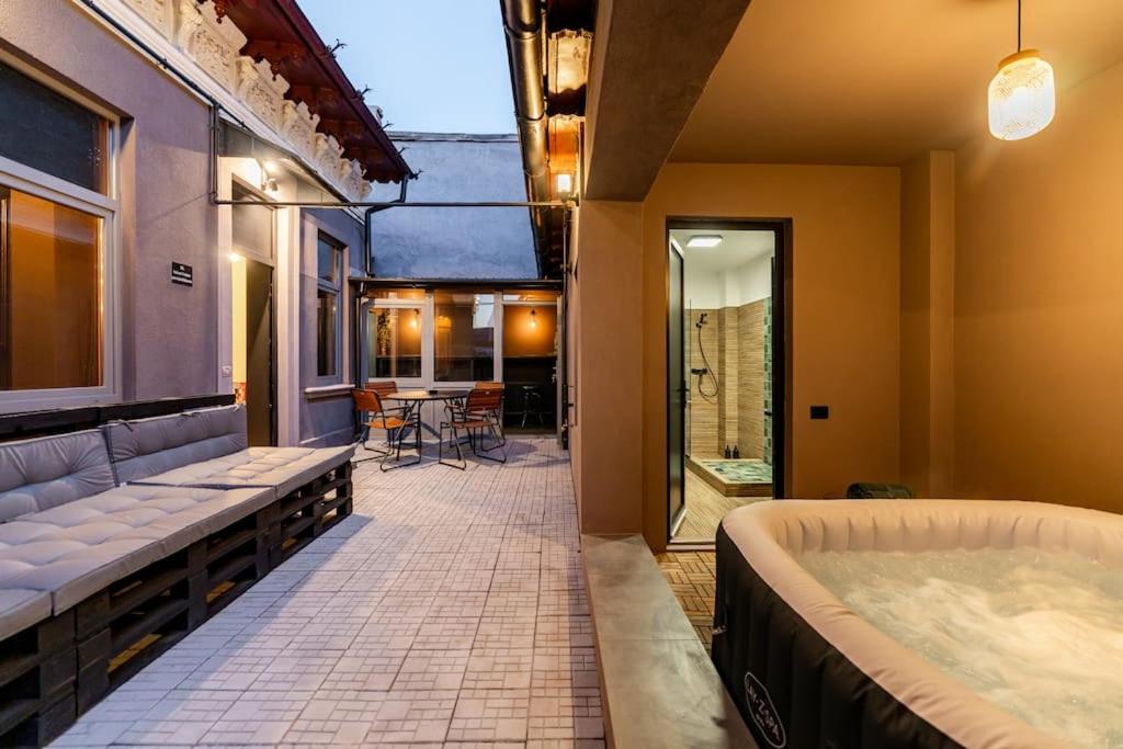 Downtown Event House with Private Garden and Jacuzzi view 2