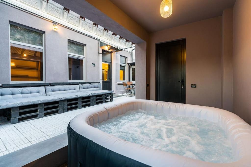 Downtown Event House with Private Garden and Jacuzzi view 5
