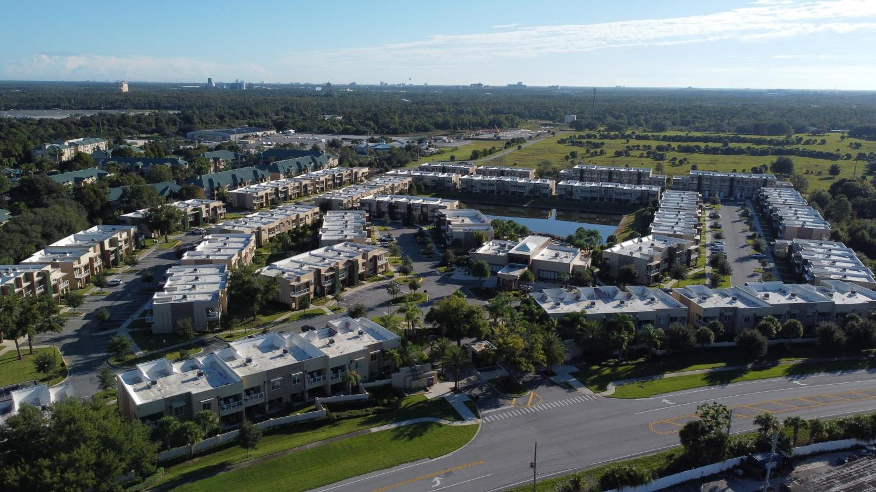 Luxury 4BD All suites with BBQ minutes from Disney
