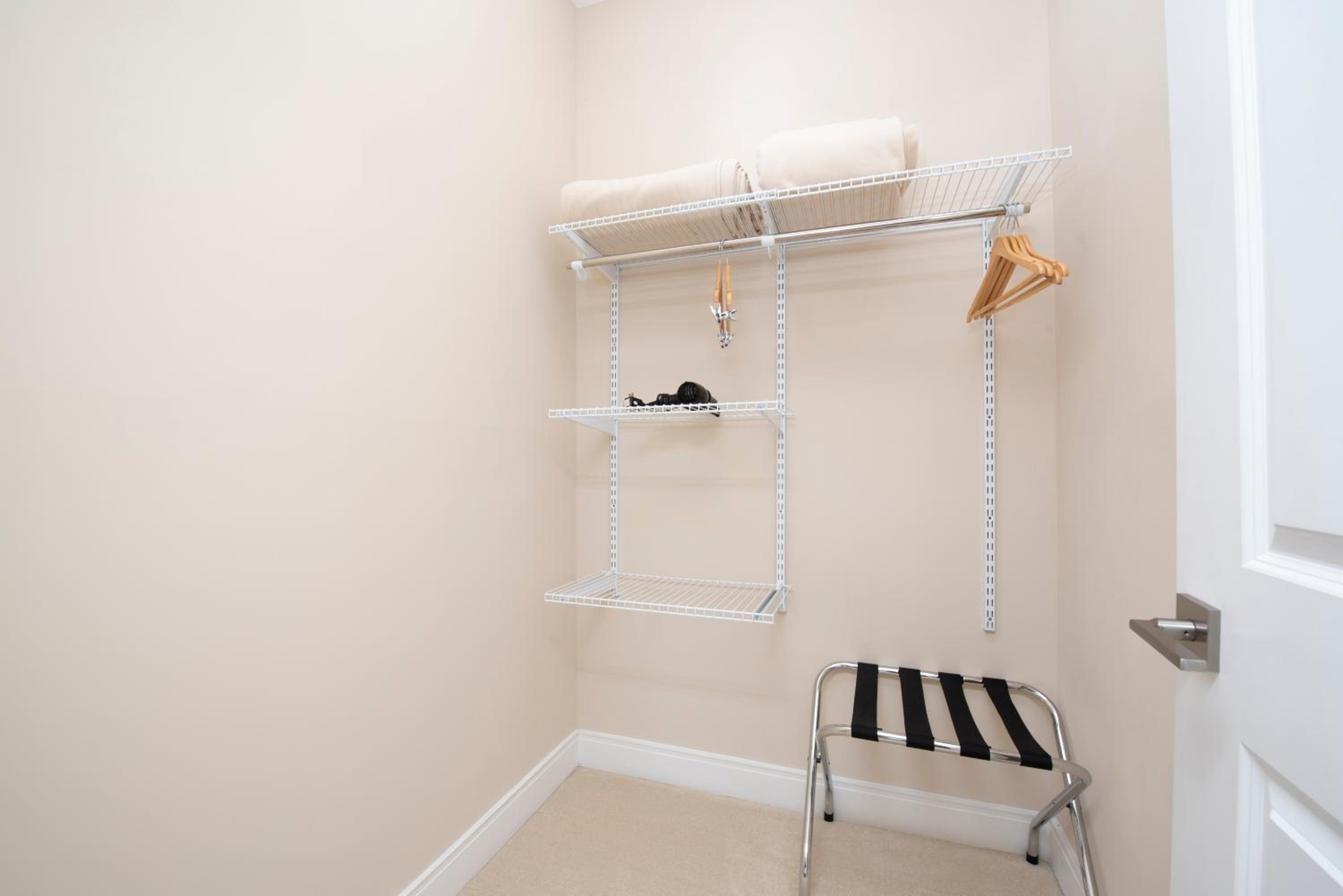 Luxury 4BD All suites with BBQ minutes from Disney