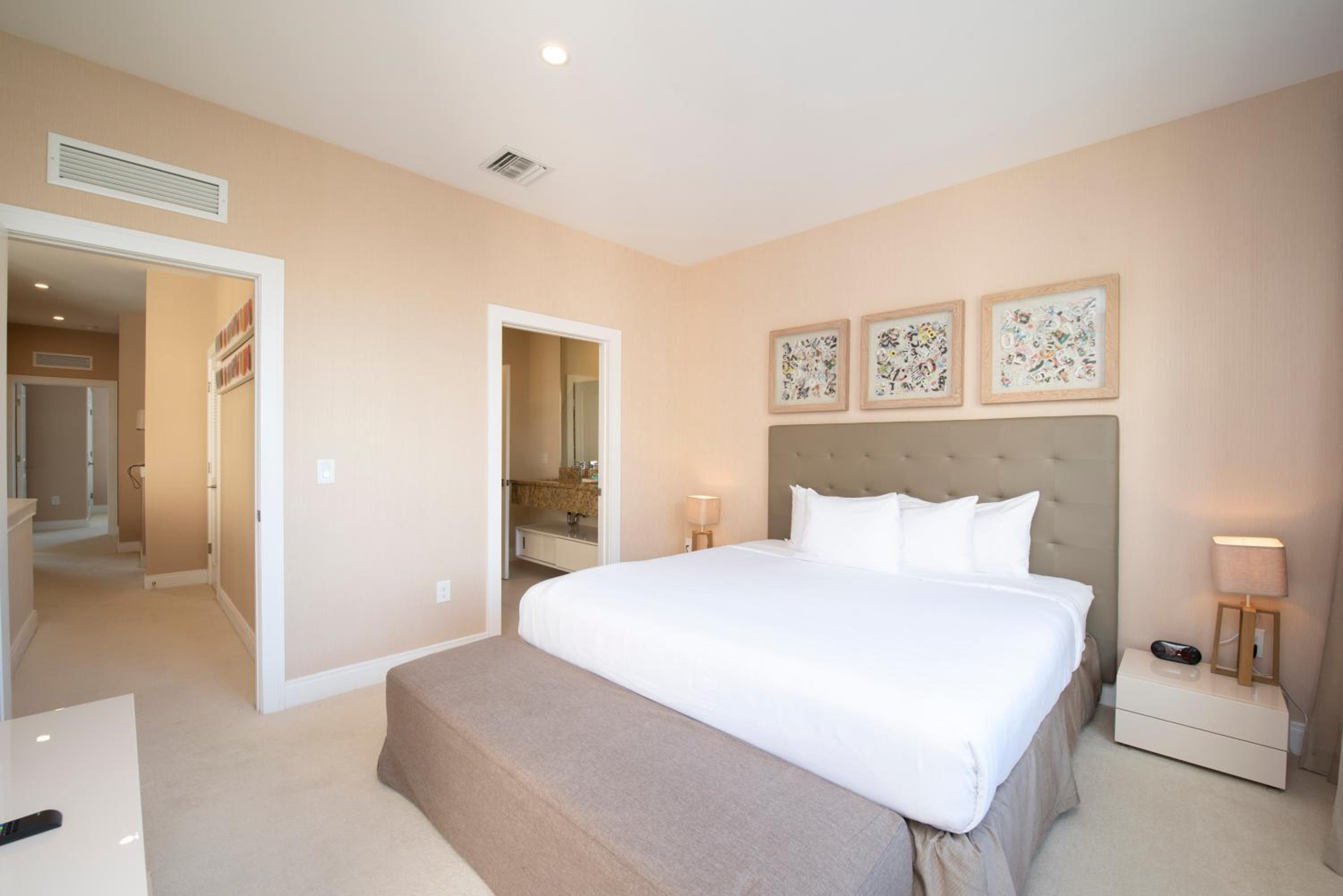 Luxury 4BD All suites with BBQ minutes from Disney