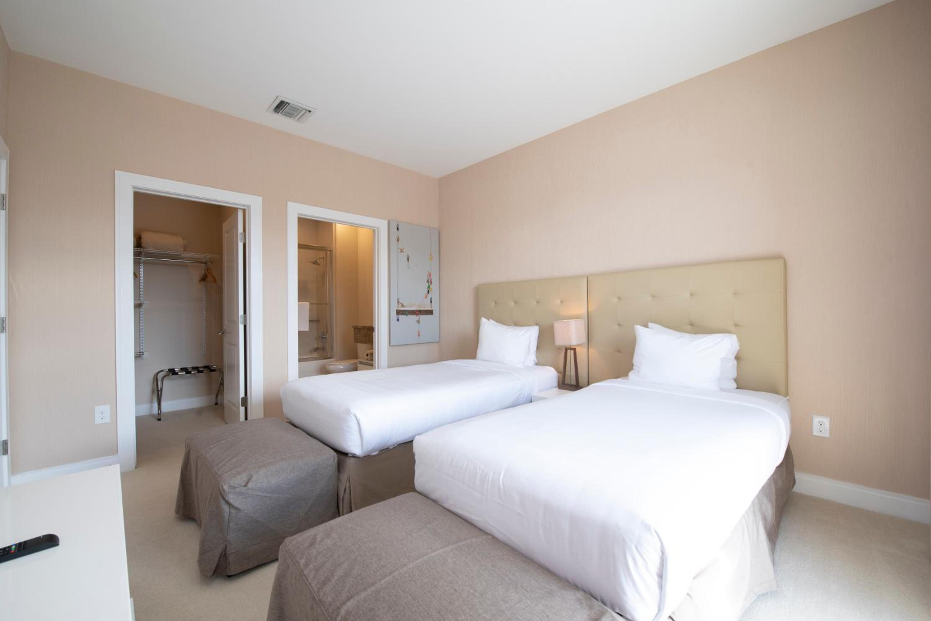 Luxury 4BD All suites with BBQ minutes from Disney