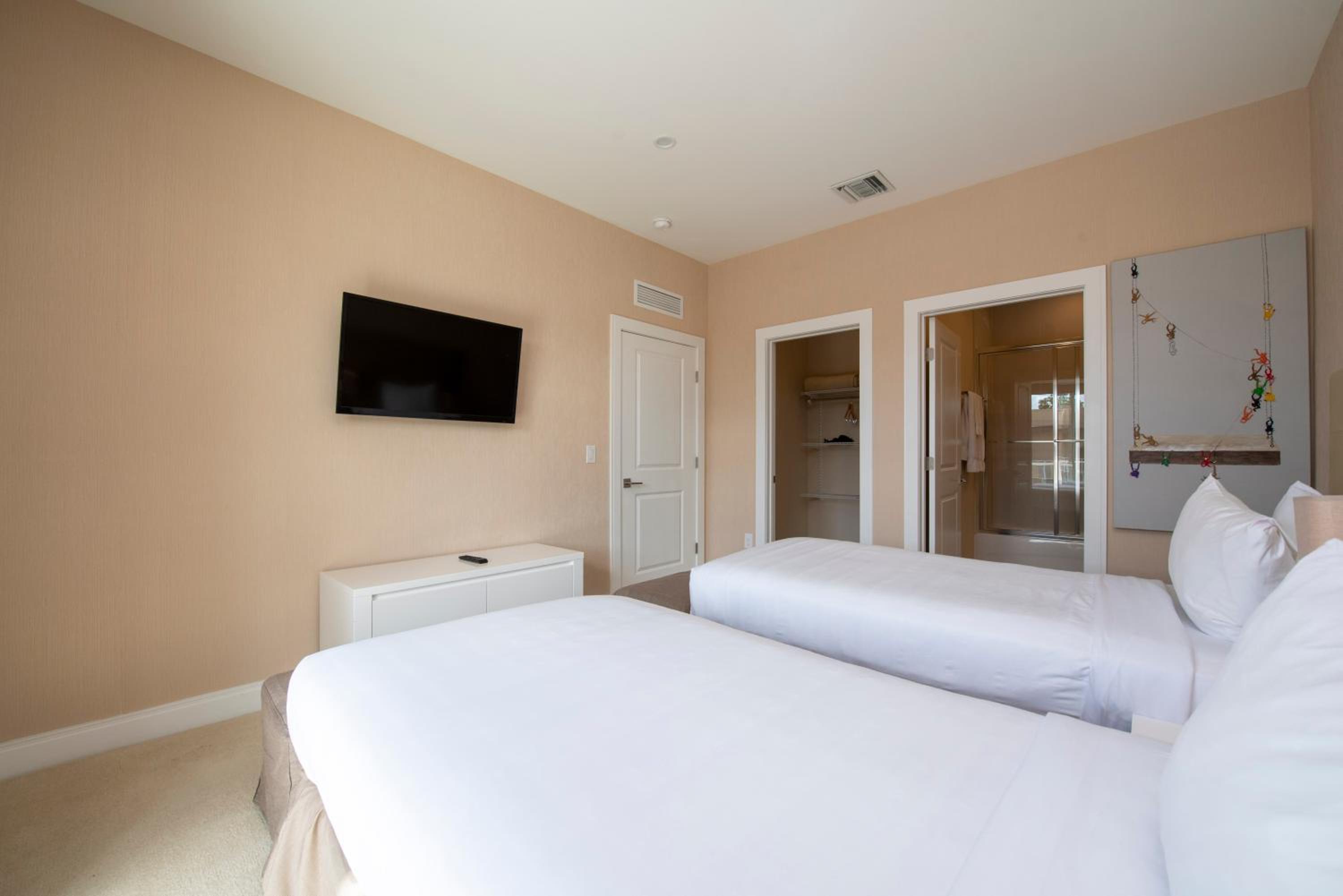 Luxury 4BD All suites with BBQ minutes from Disney