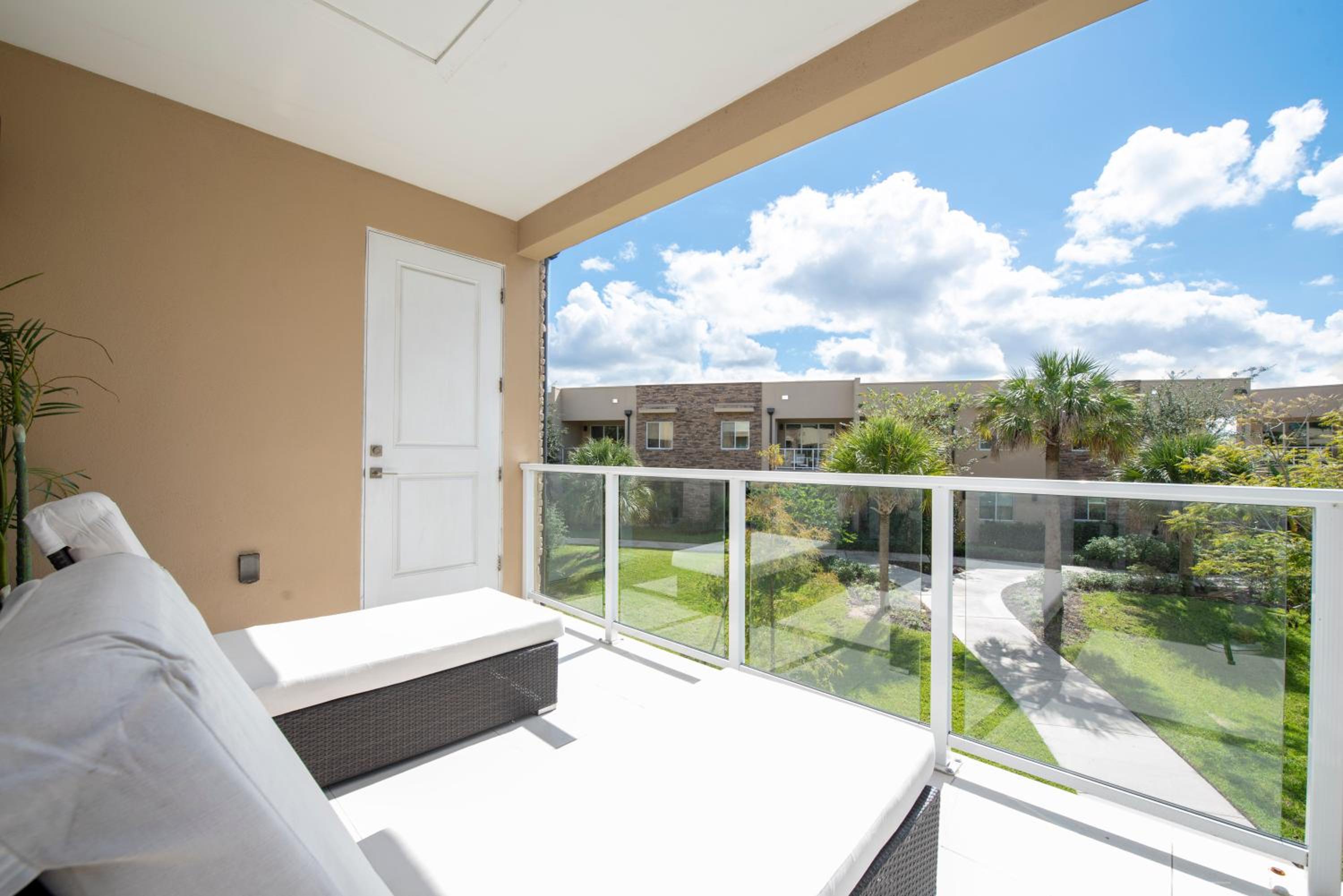 Luxury 4BD All suites with BBQ minutes from Disney