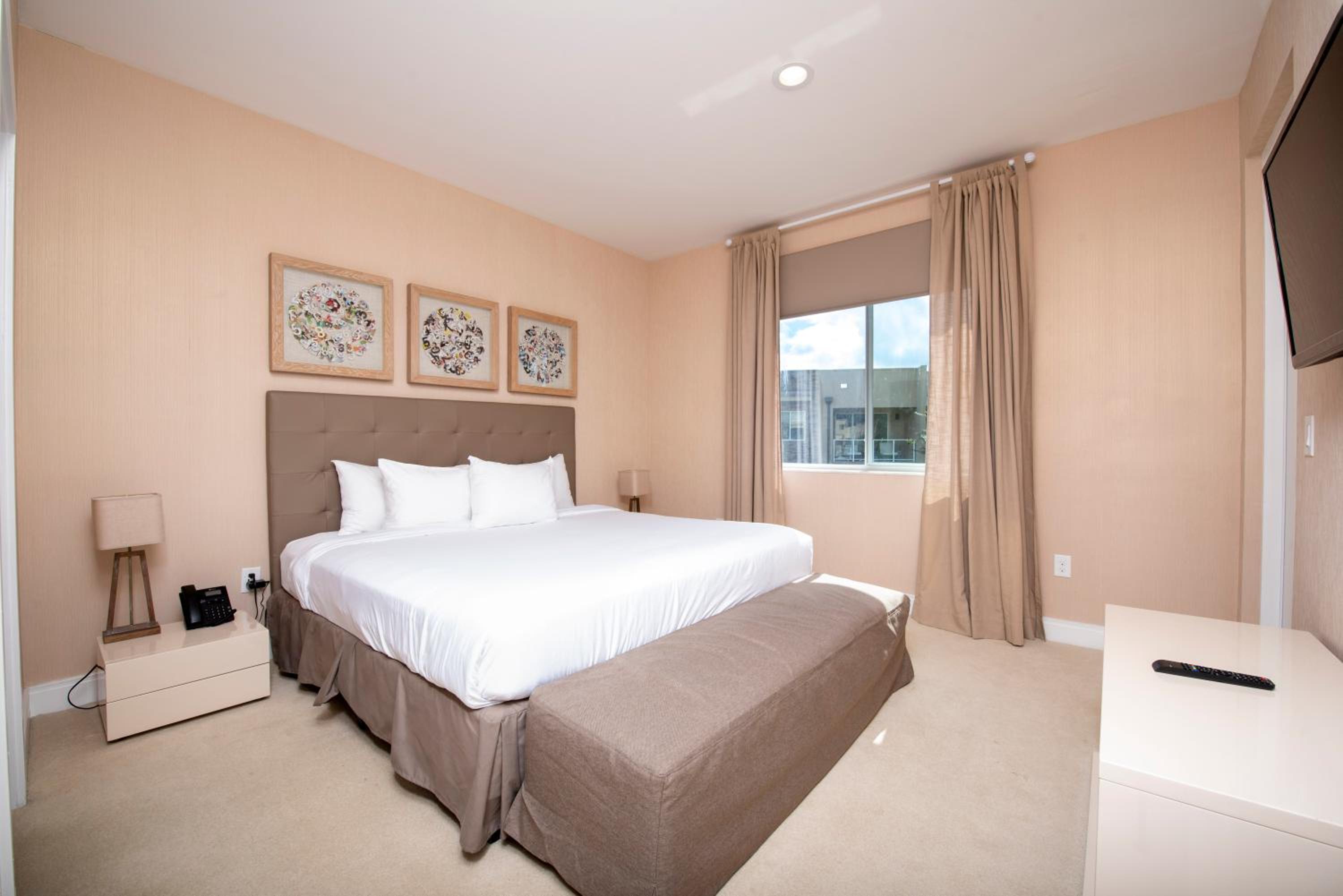 Luxury 4BD All suites with BBQ minutes from Disney