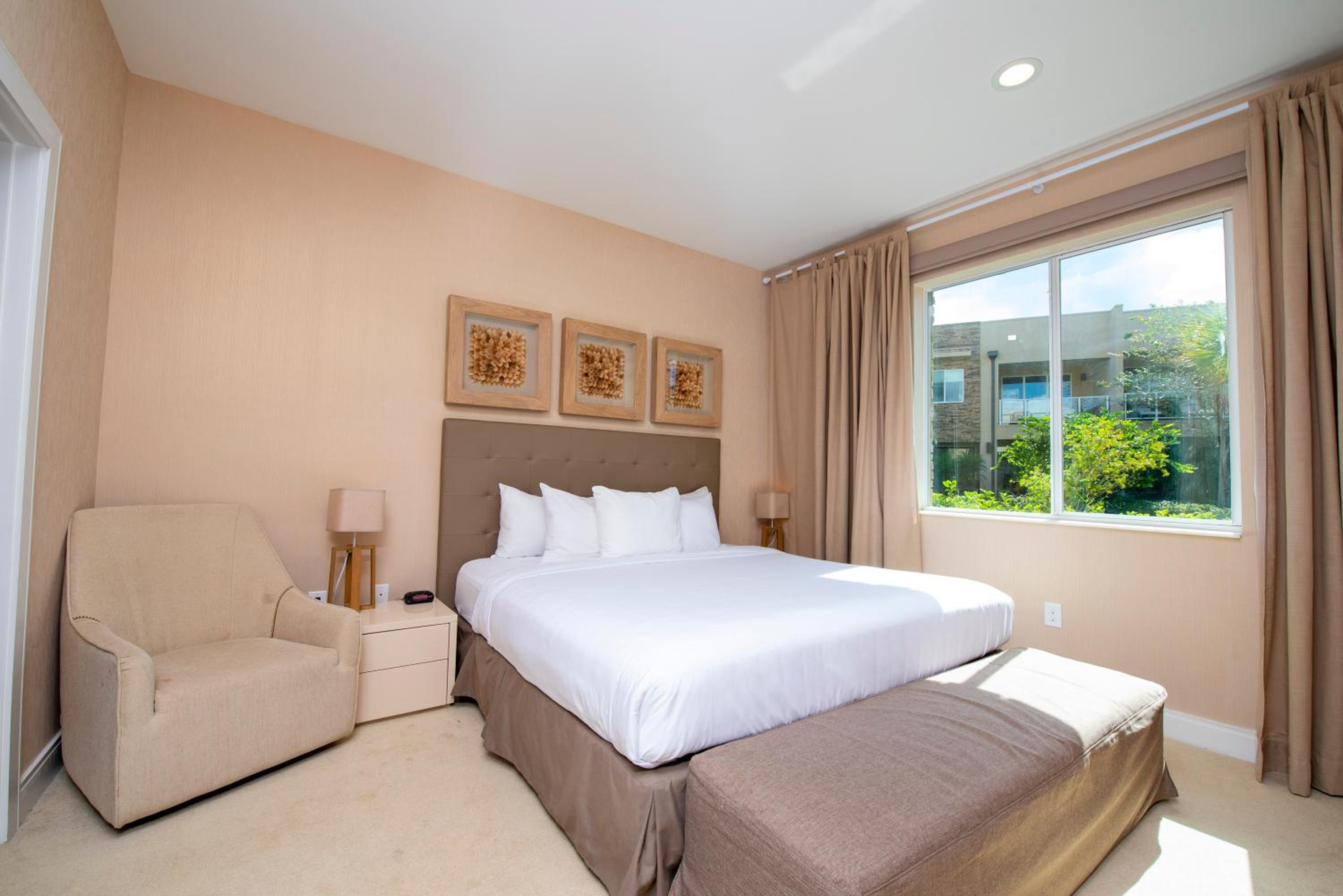Luxury 4BD All suites with BBQ minutes from Disney
