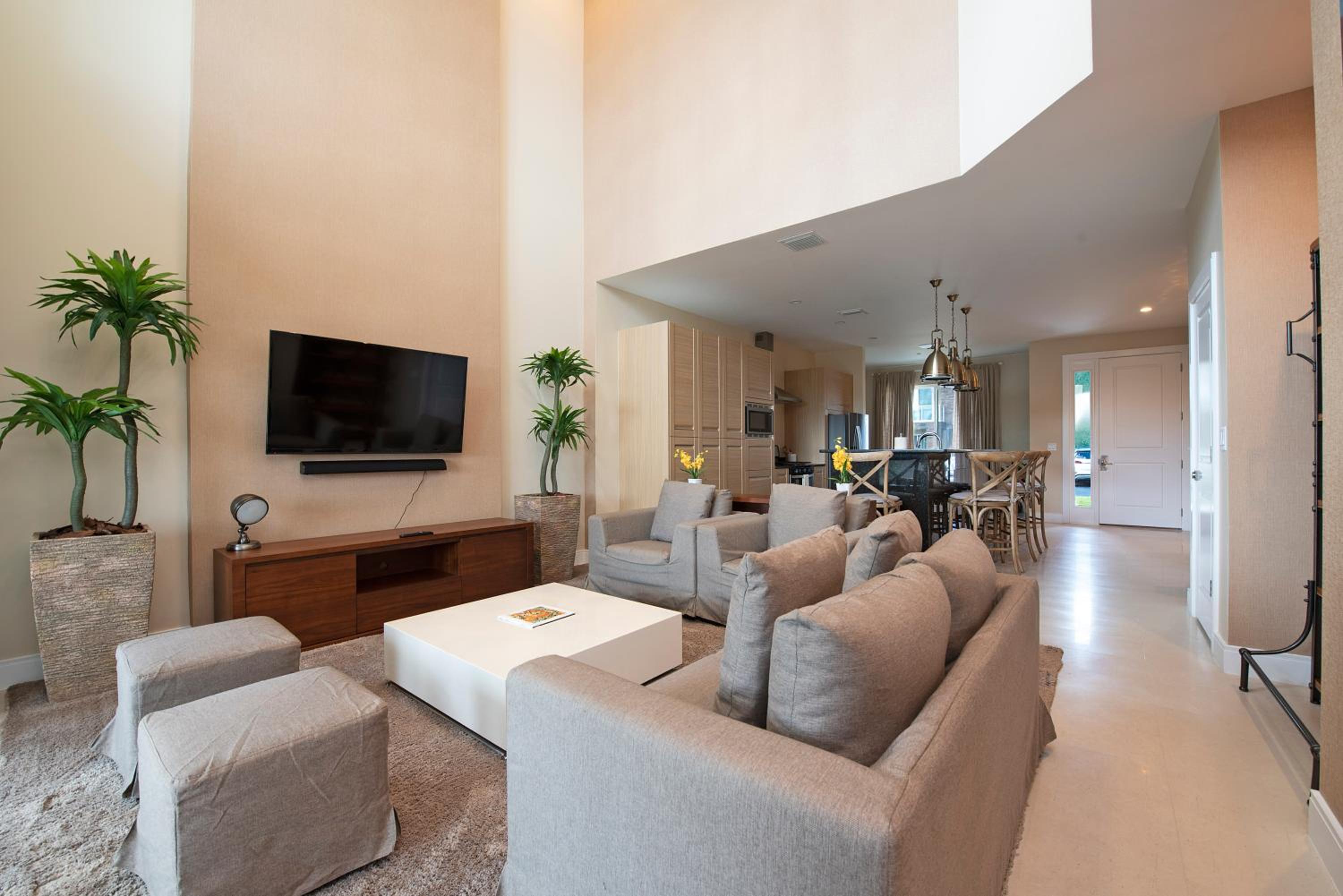 Luxury 4BD All suites with BBQ minutes from Disney