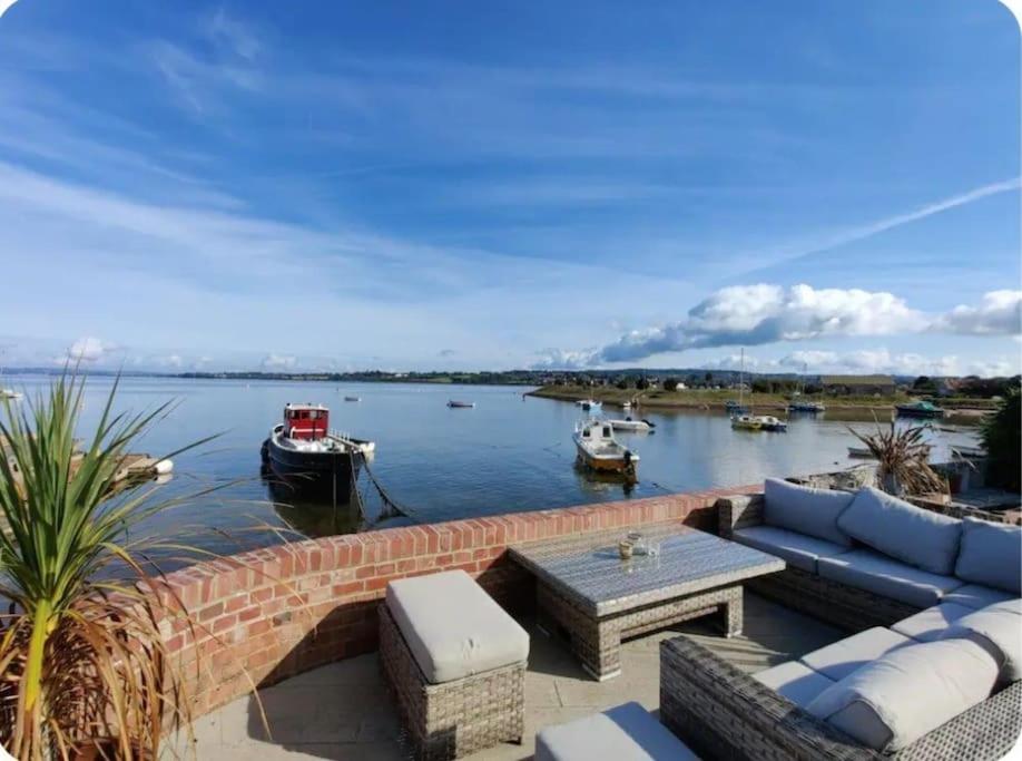 Luxury beachfront property Cockles-Sea View-private parking for 2 cars-sleeps 10