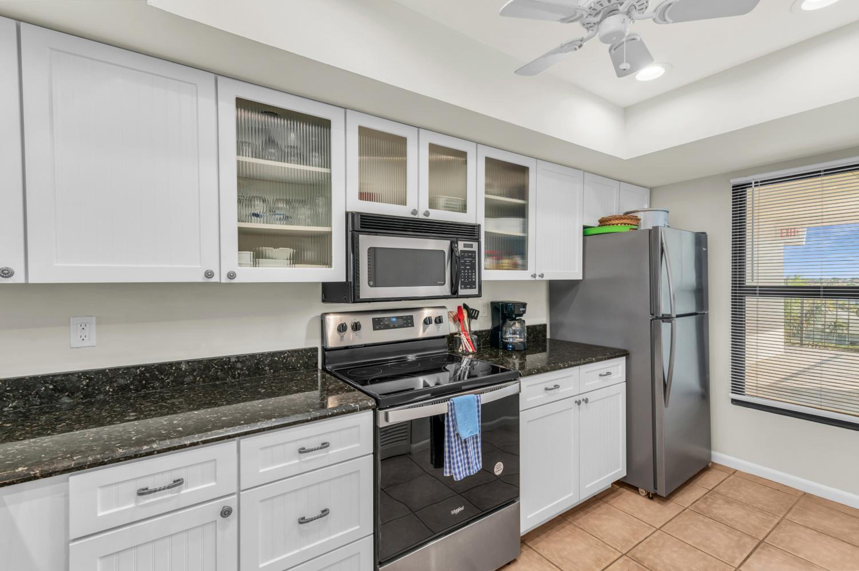 Top Floor 2 Bed Condo I Close Walk to Beach view 2