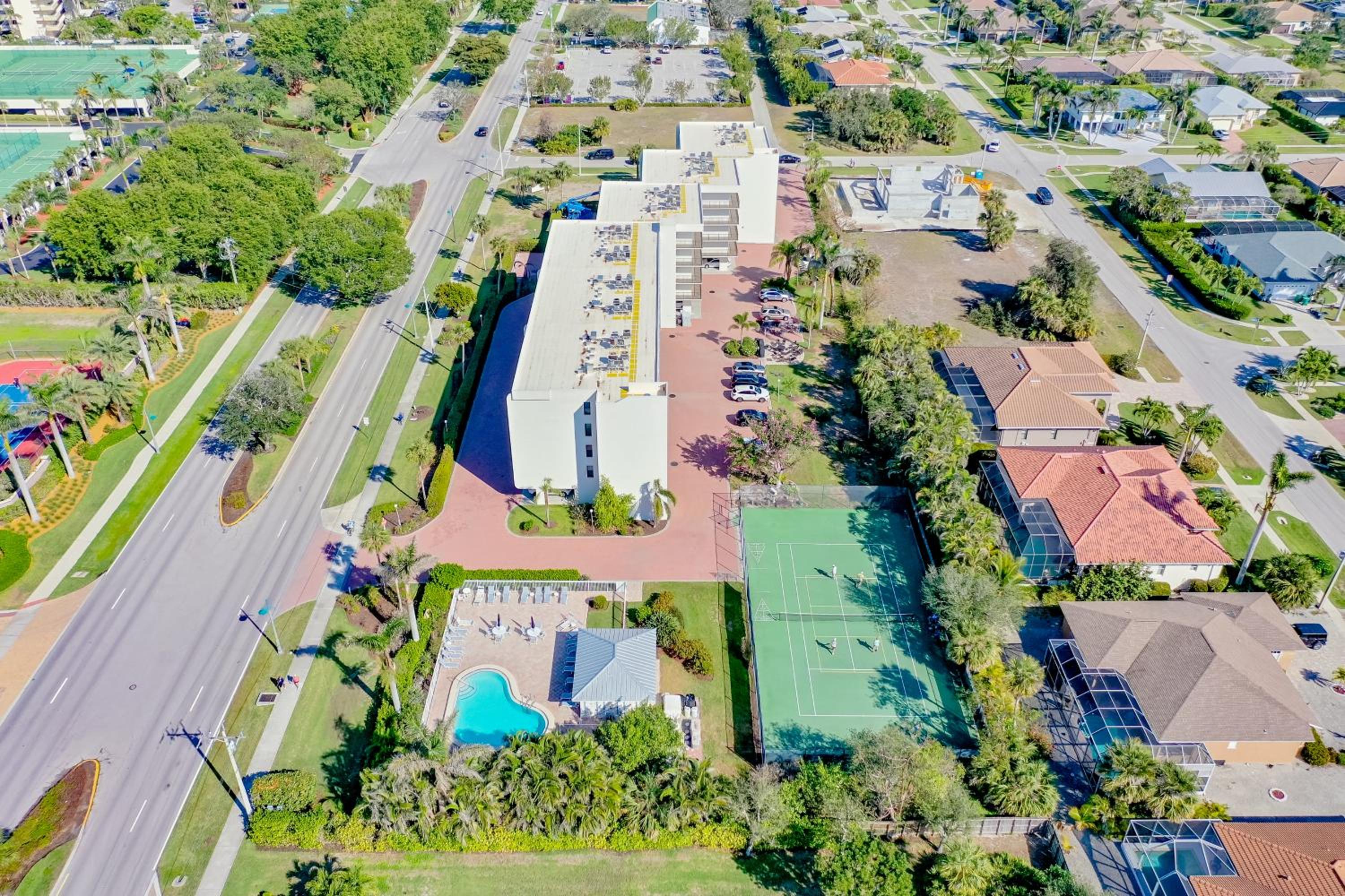 Top Floor 2 Bed Condo I Close Walk to Beach view 3
