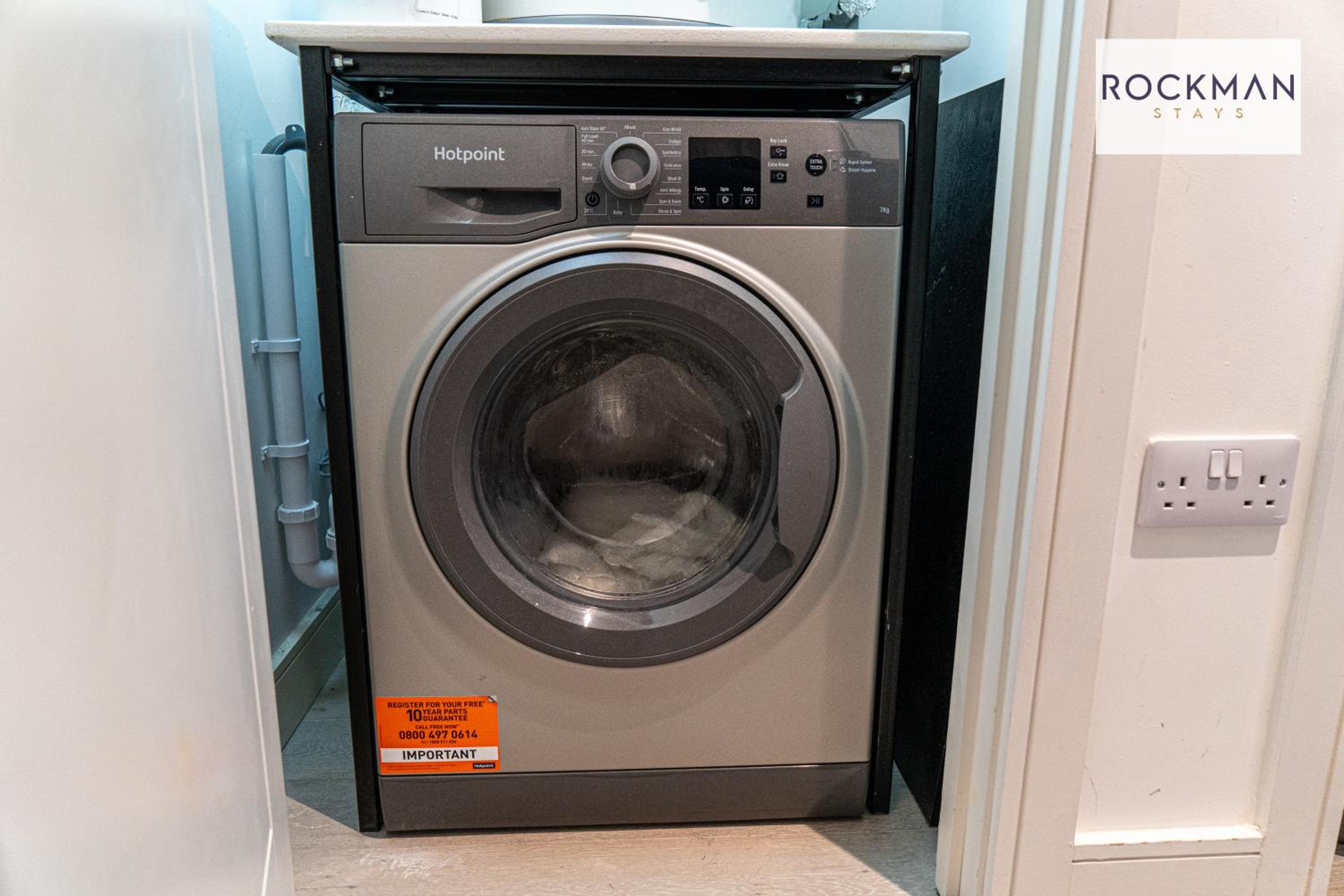 Library House Apartments - FREE PARKING - Contractor Hub - Superfast Wi-Fi - Long Term Stays view 2