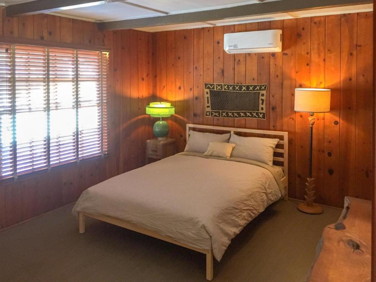 Room 6 - Downtown Joshua Tree Motel - Pet Friendly - Walk to Shops & Visitor Center, Minutes to Park Entrance view 2