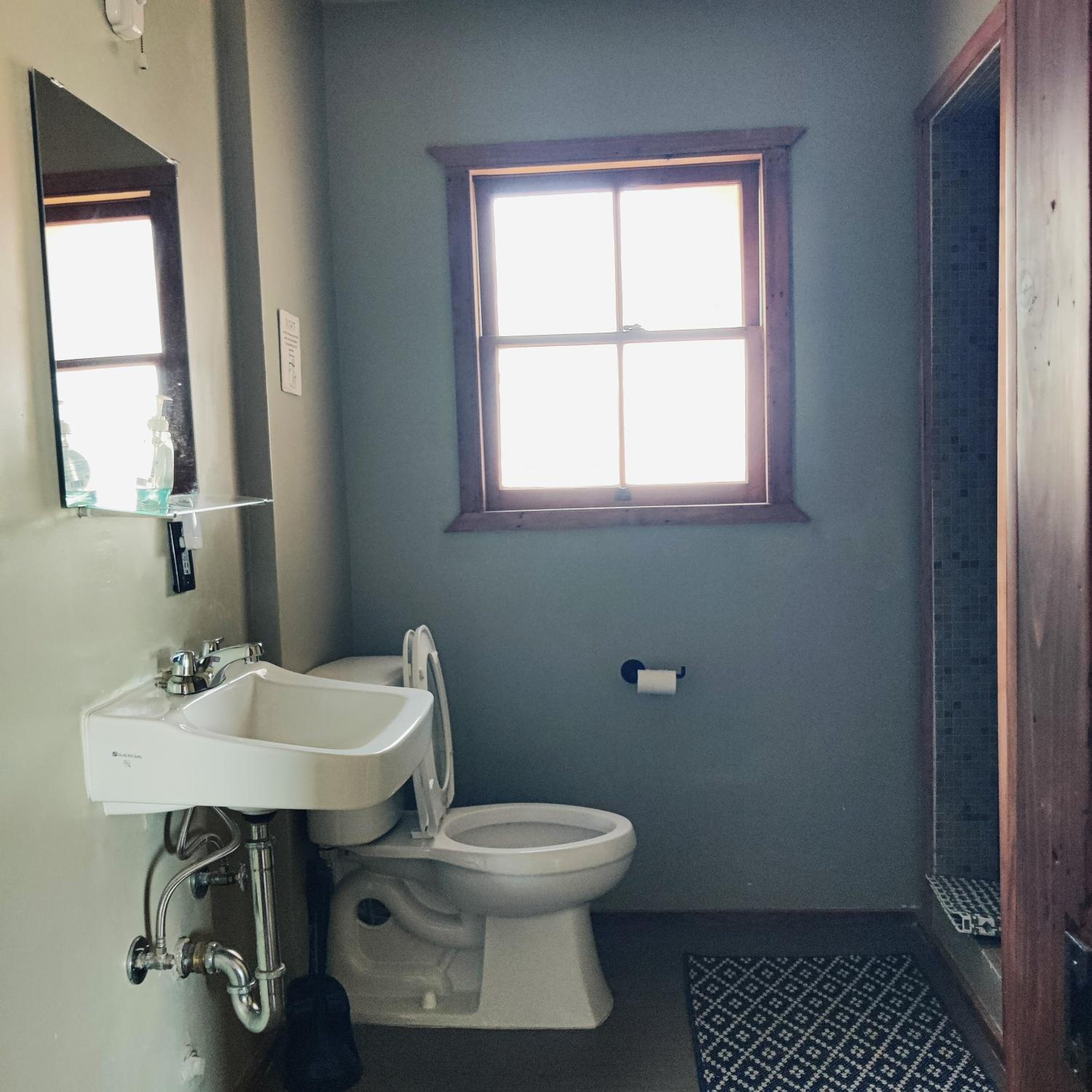 Room 6 - Downtown Joshua Tree Motel - Pet Friendly - Walk to Shops & Visitor Center, Minutes to Park Entrance view 5