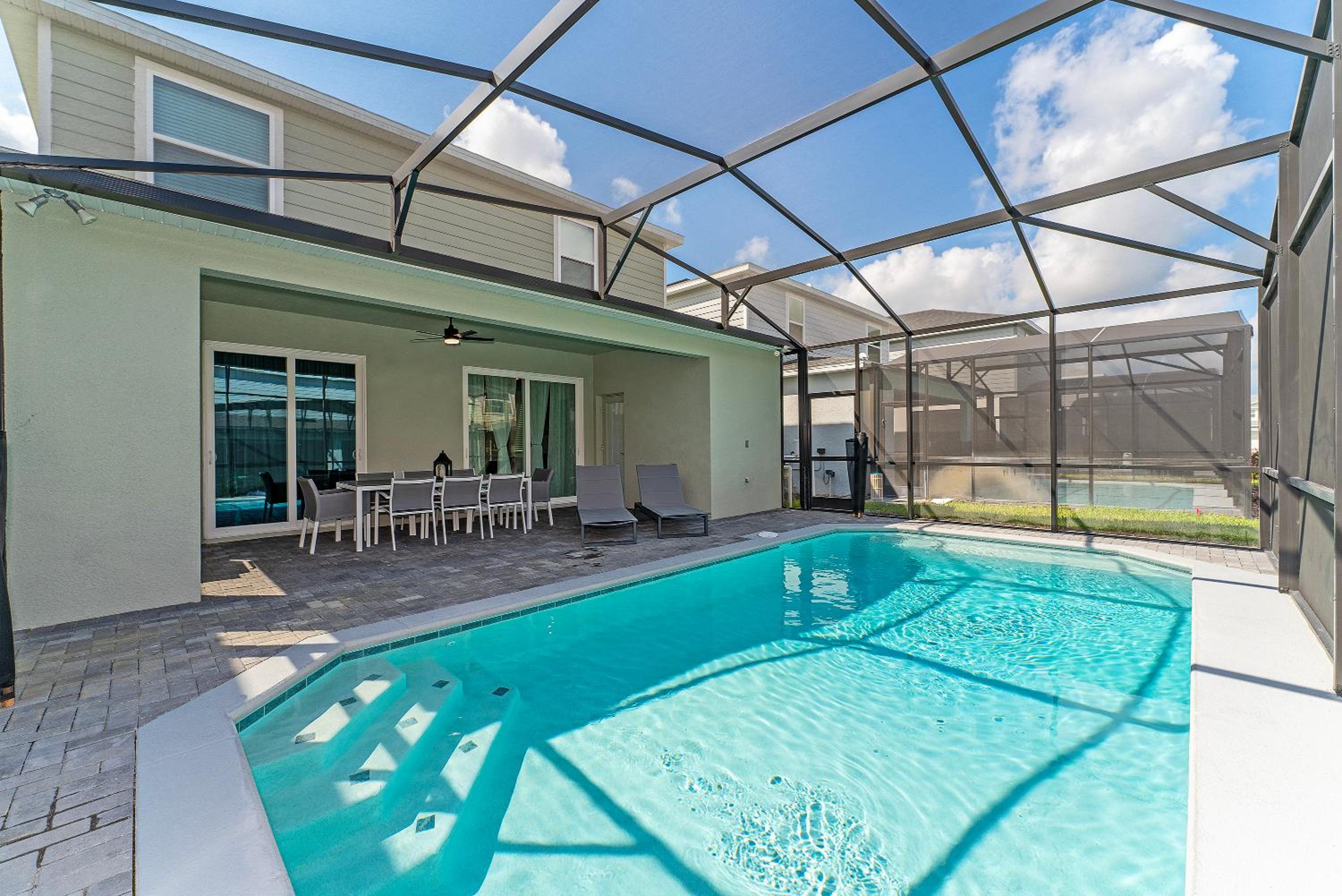 Incredible NEW 5BD Home All suites with Pool and BBQ Grill