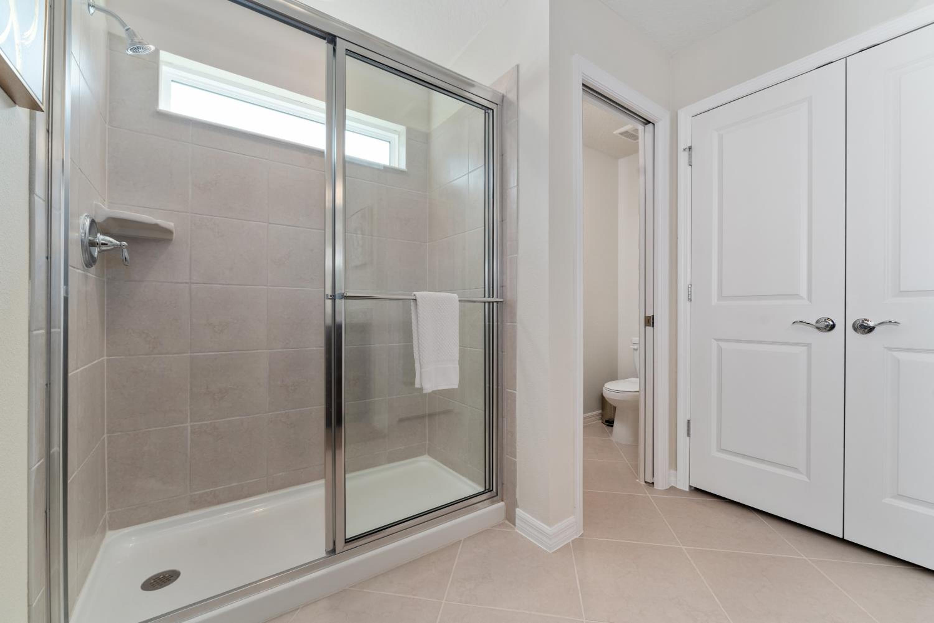 Incredible NEW 5BD Home All suites with Pool and BBQ Grill