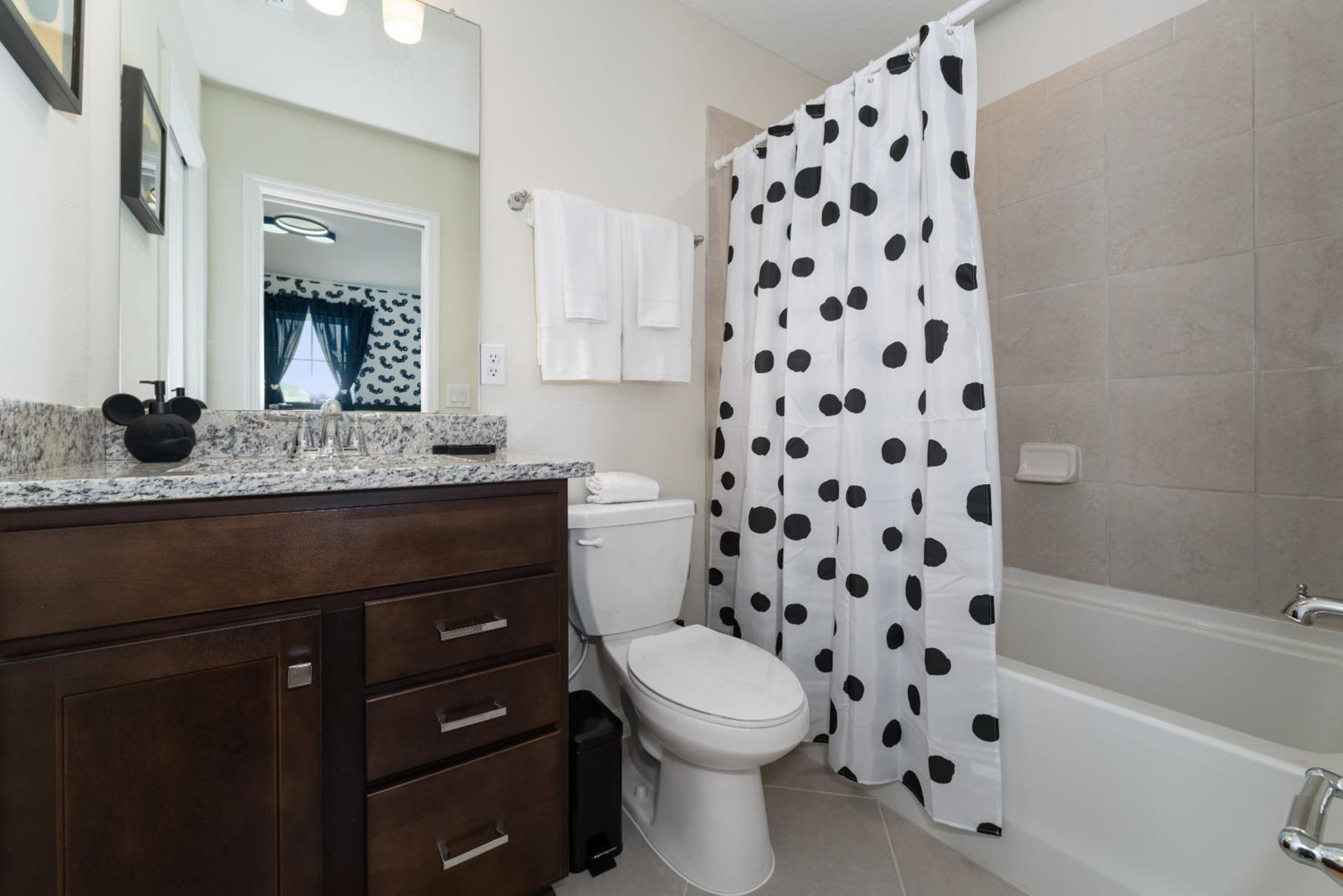 Incredible NEW 5BD Home All suites with Pool and BBQ Grill