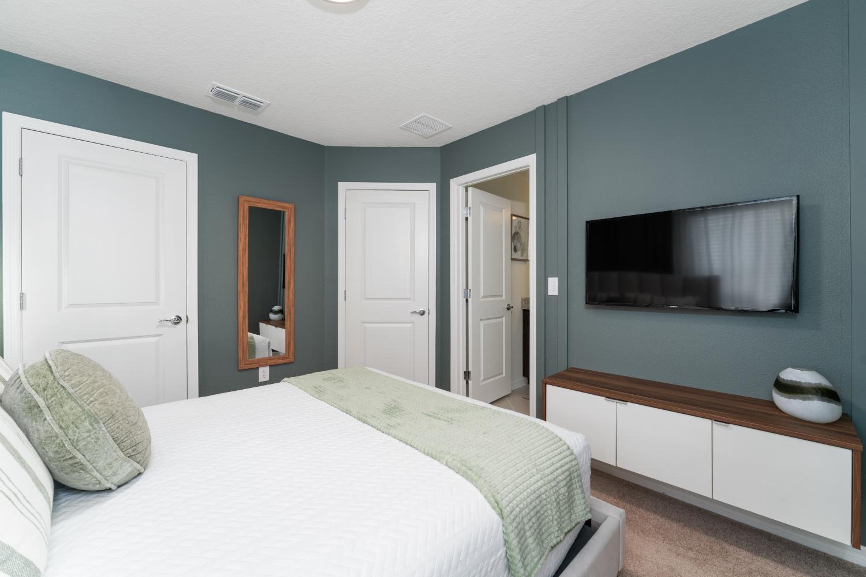 Incredible NEW 5BD Home All suites with Pool and BBQ Grill