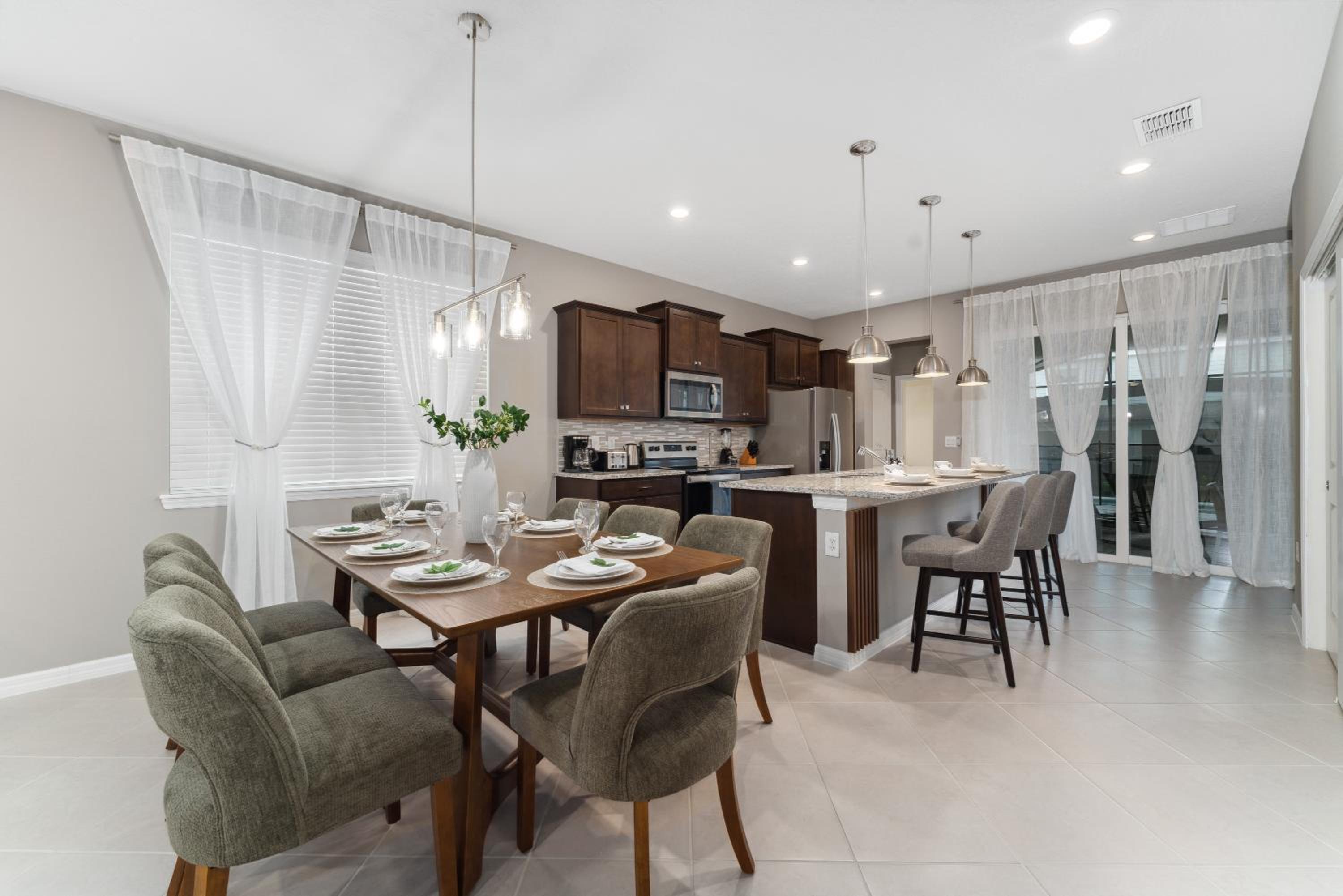 Incredible NEW 5BD Home All suites with Pool and BBQ Grill