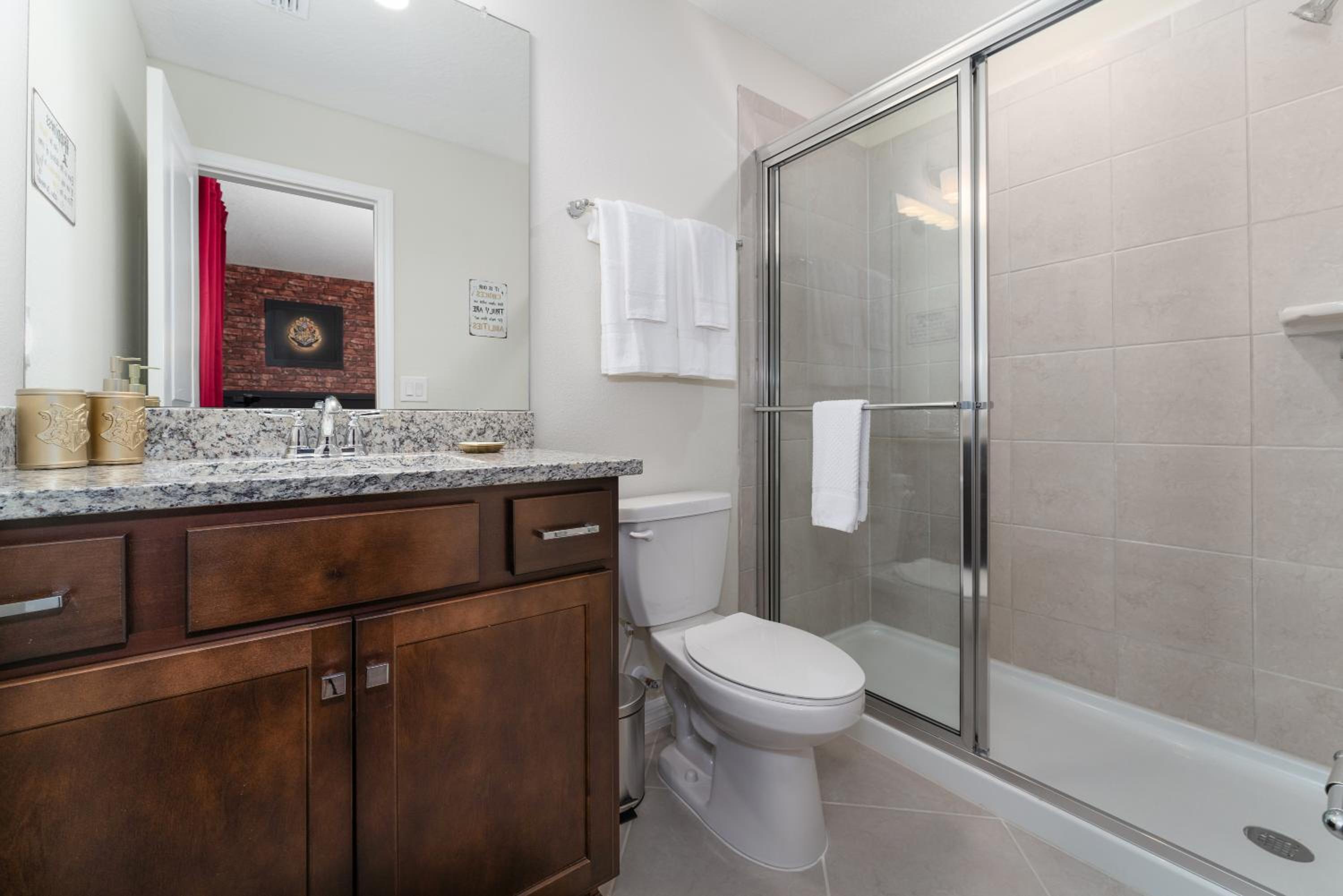 Incredible NEW 5BD Home All suites with Pool and BBQ Grill