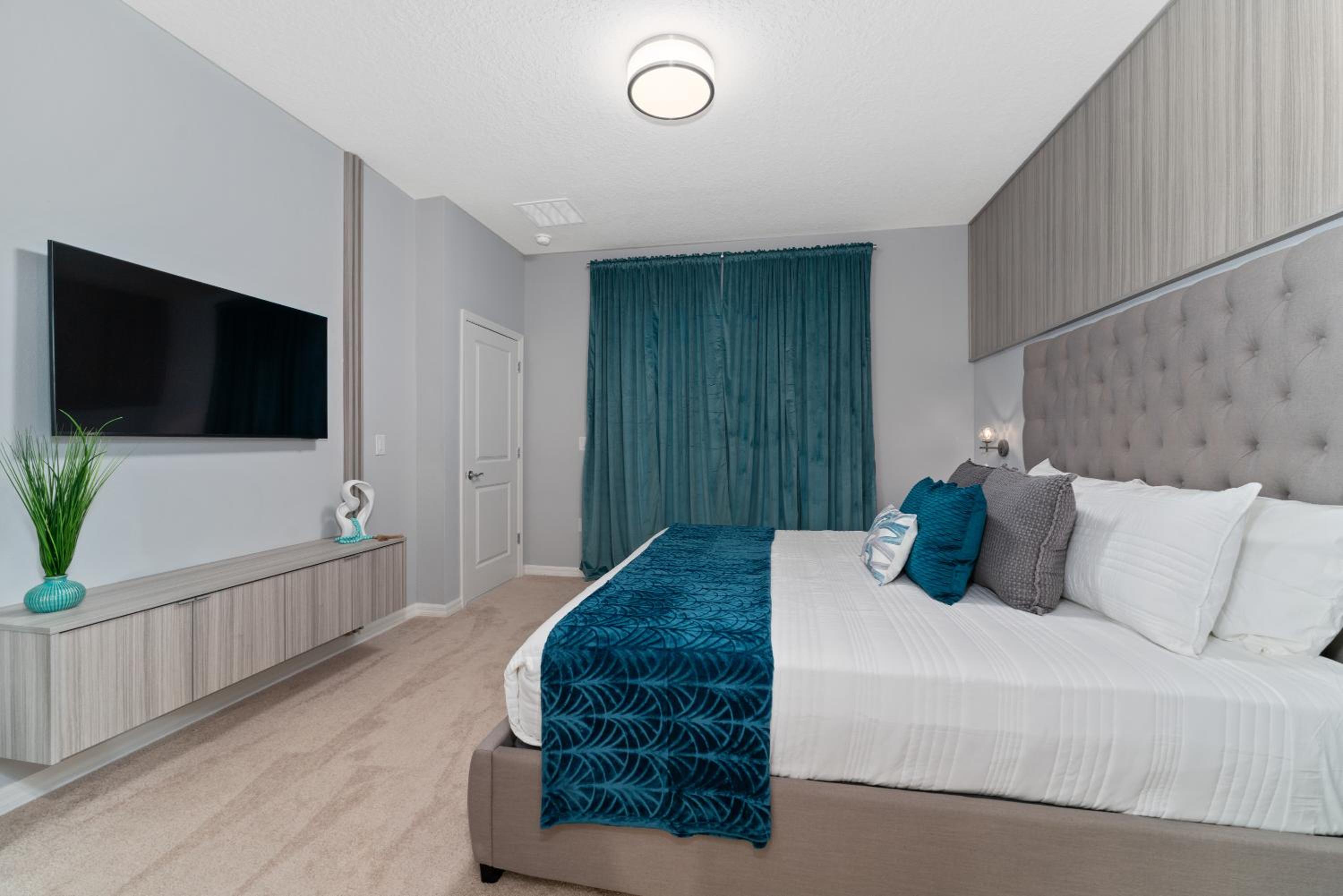 Incredible NEW 5BD Home All suites with Pool and BBQ Grill
