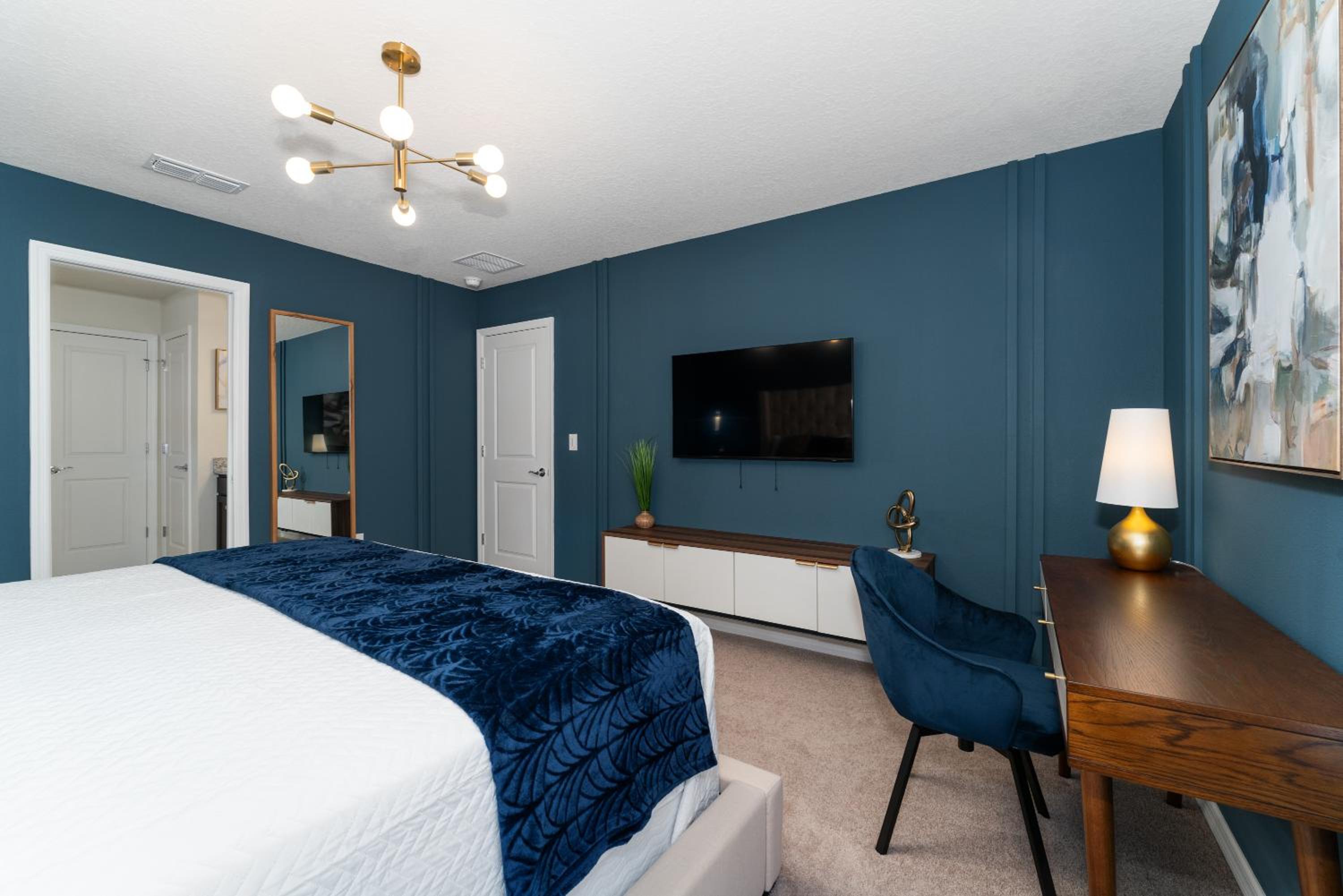Incredible NEW 5BD Home All suites with Pool and BBQ Grill