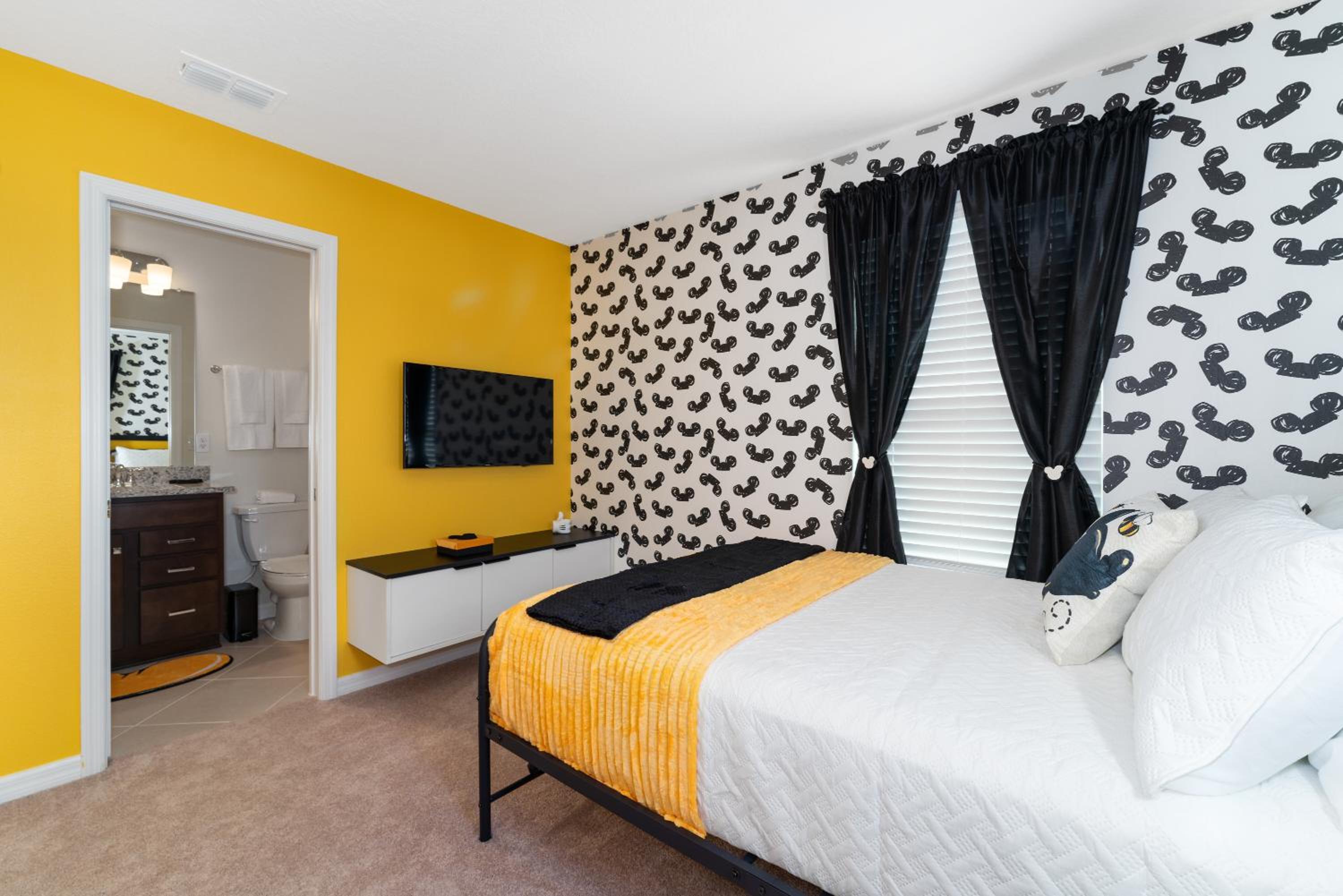 Incredible NEW 5BD Home All suites with Pool and BBQ Grill