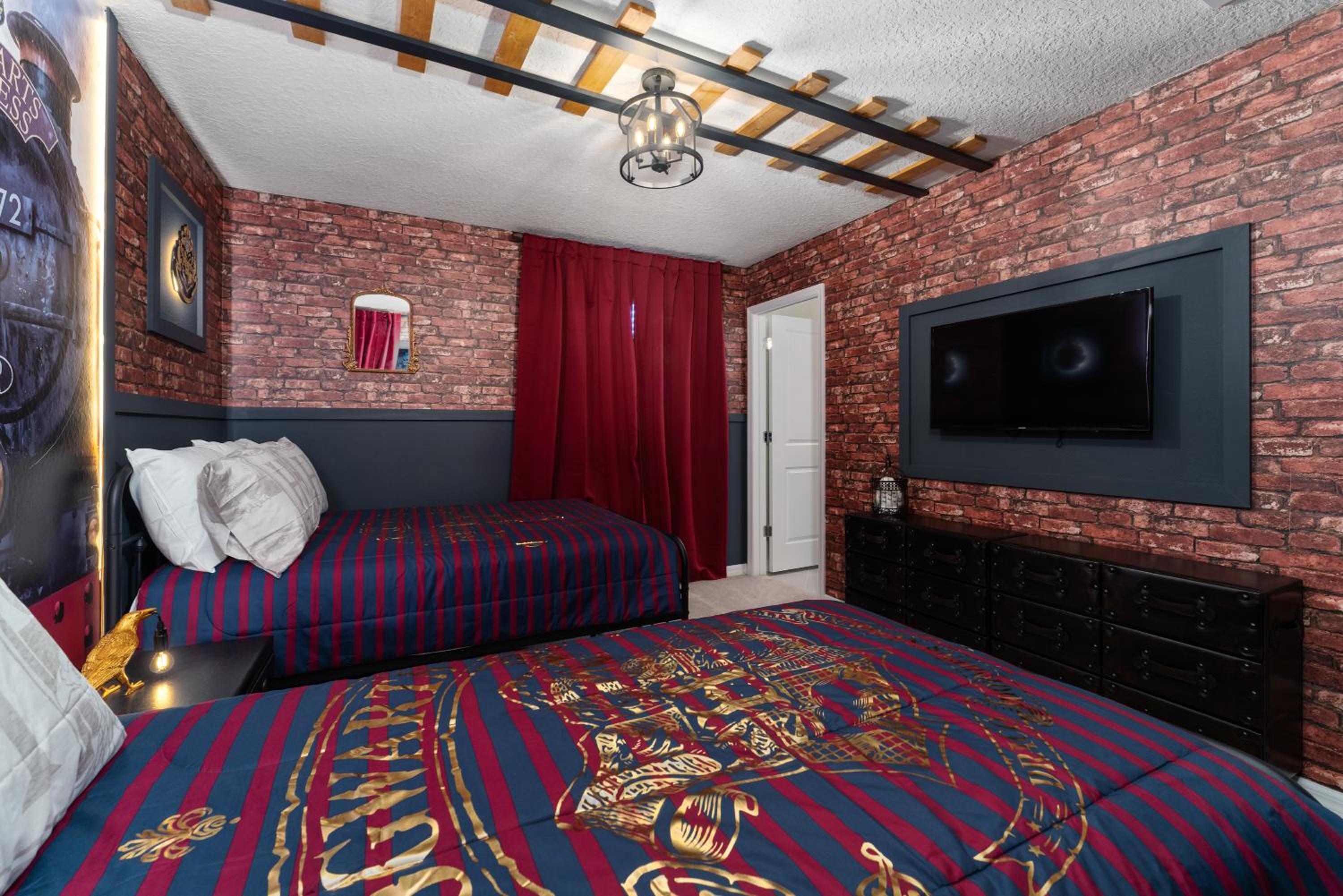 Incredible NEW 5BD Home All suites with Pool and BBQ Grill